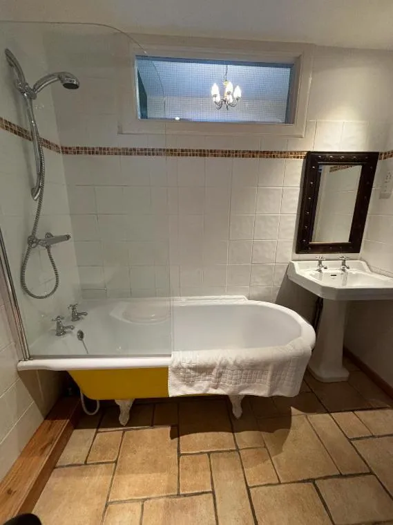 Shower in Broomhall Castle Hotel