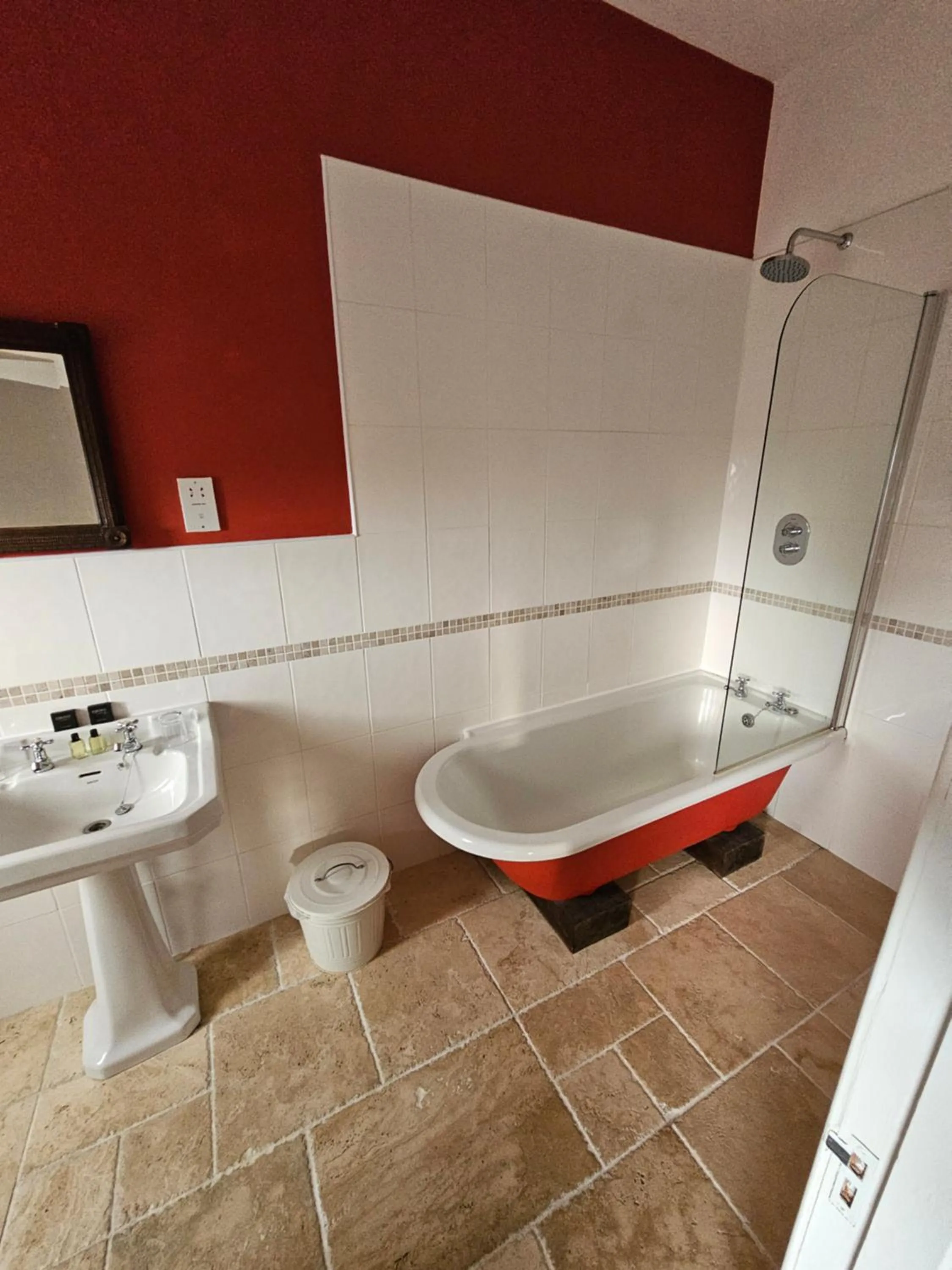 Bathroom in Broomhall Castle Hotel