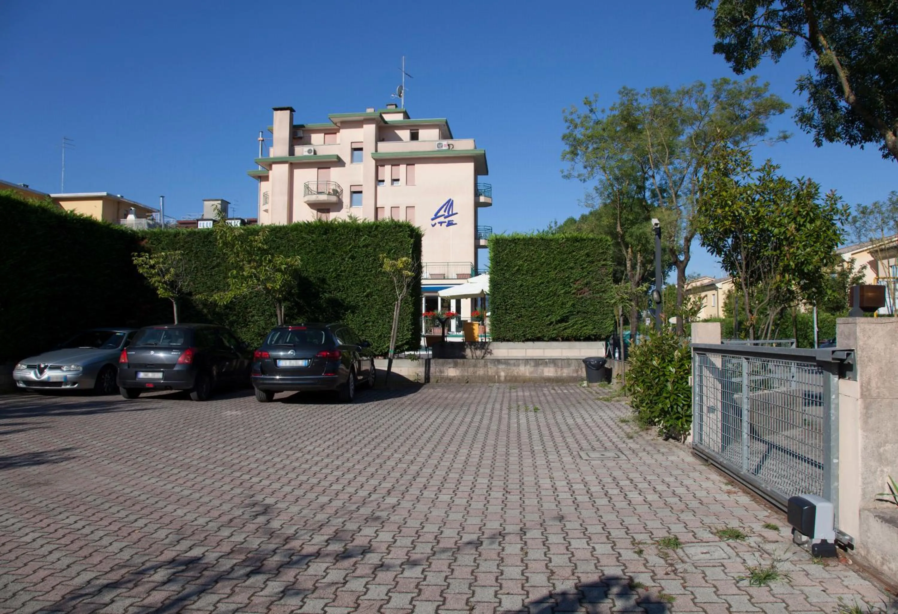 Facade/entrance in Ute Hotel