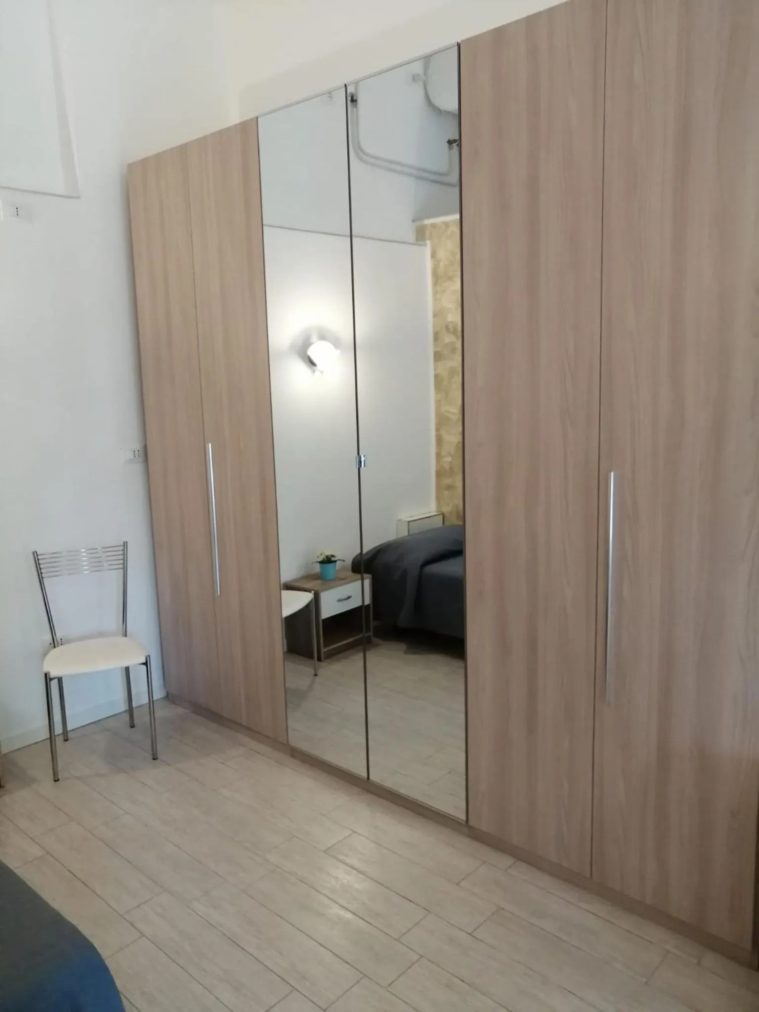 wardrobe, Bed in Ute Hotel