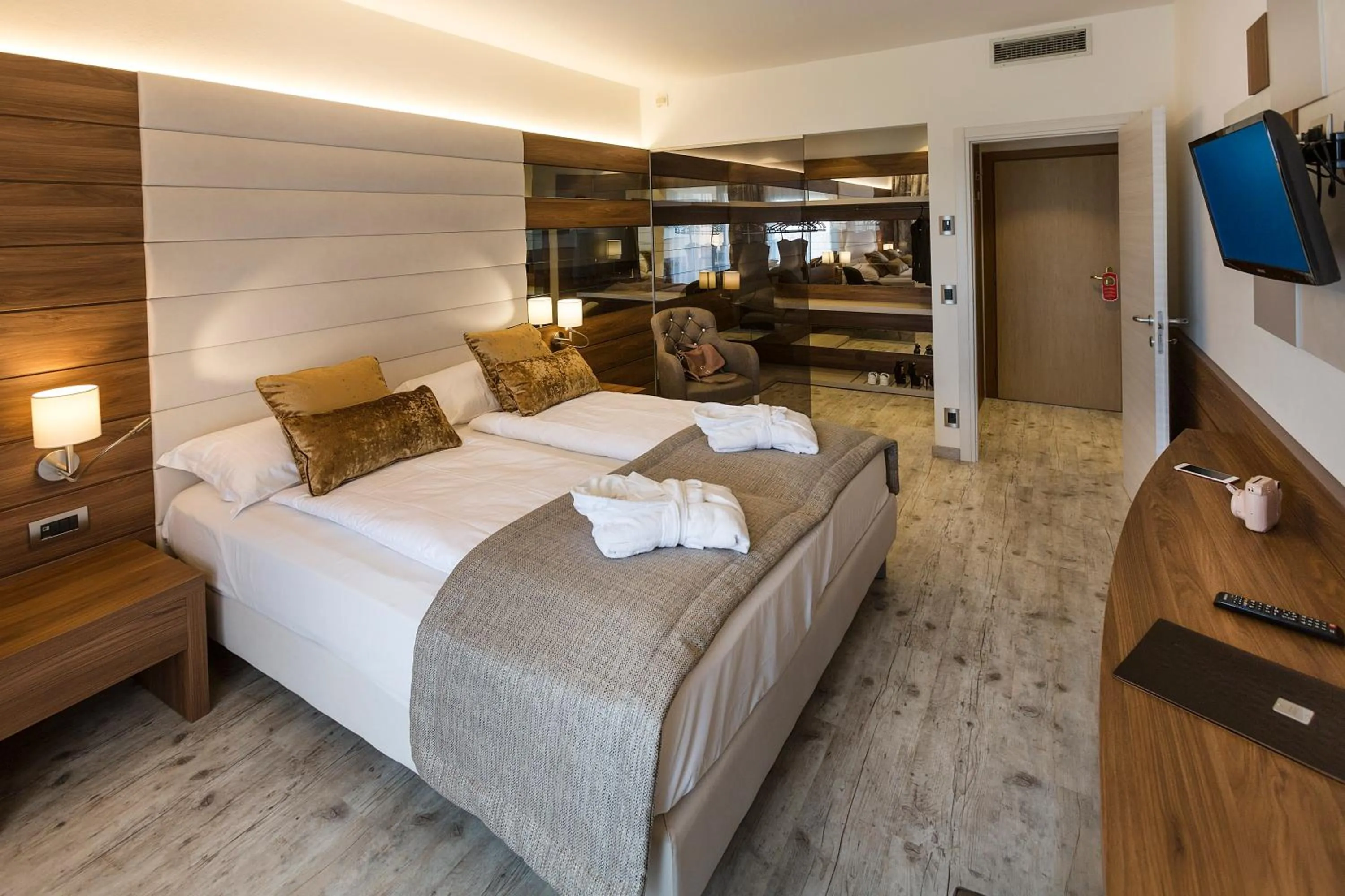 Photo of the whole room, Bed in Hotel Du Lac