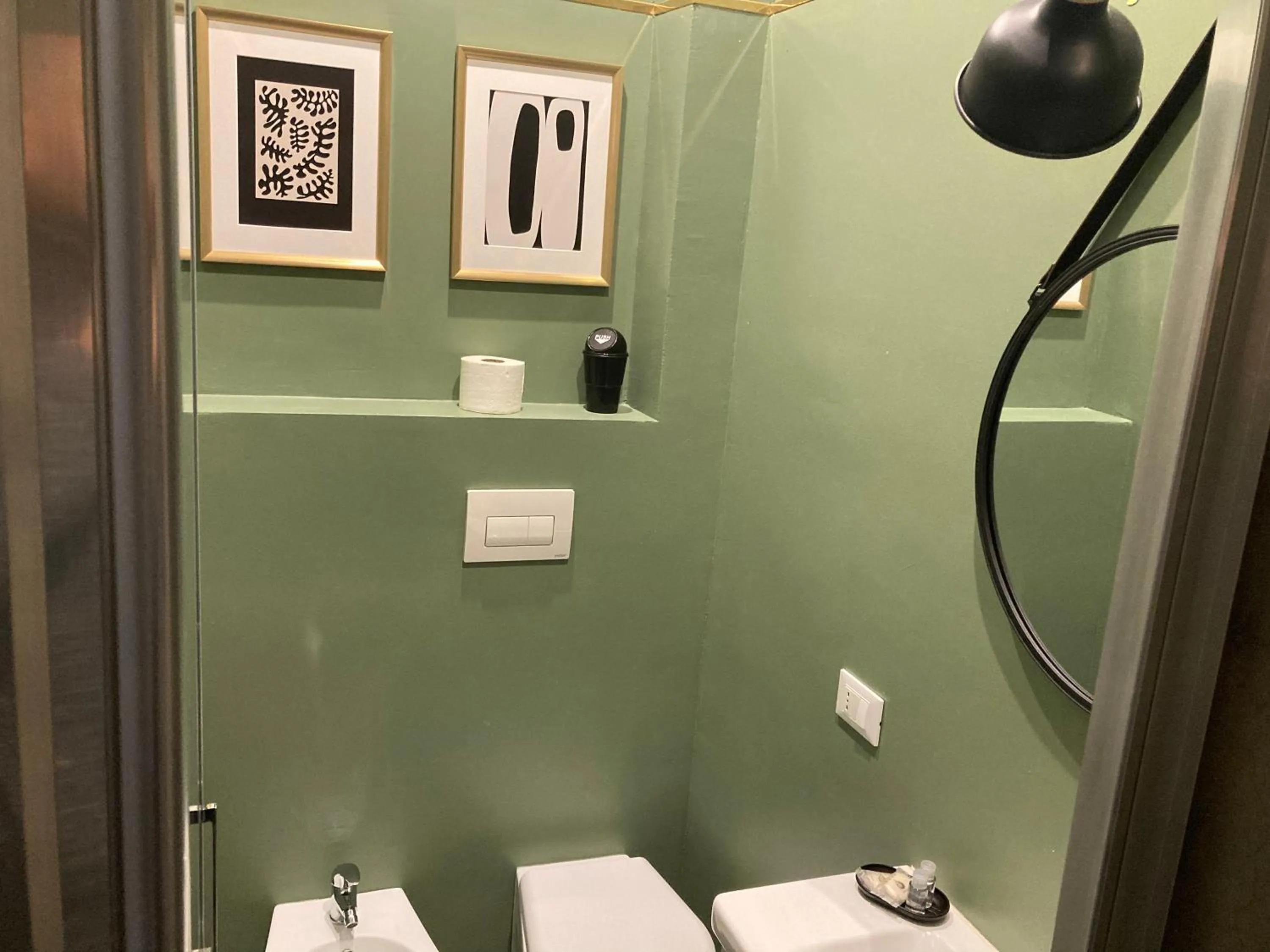 Shower in Hotel Calypso