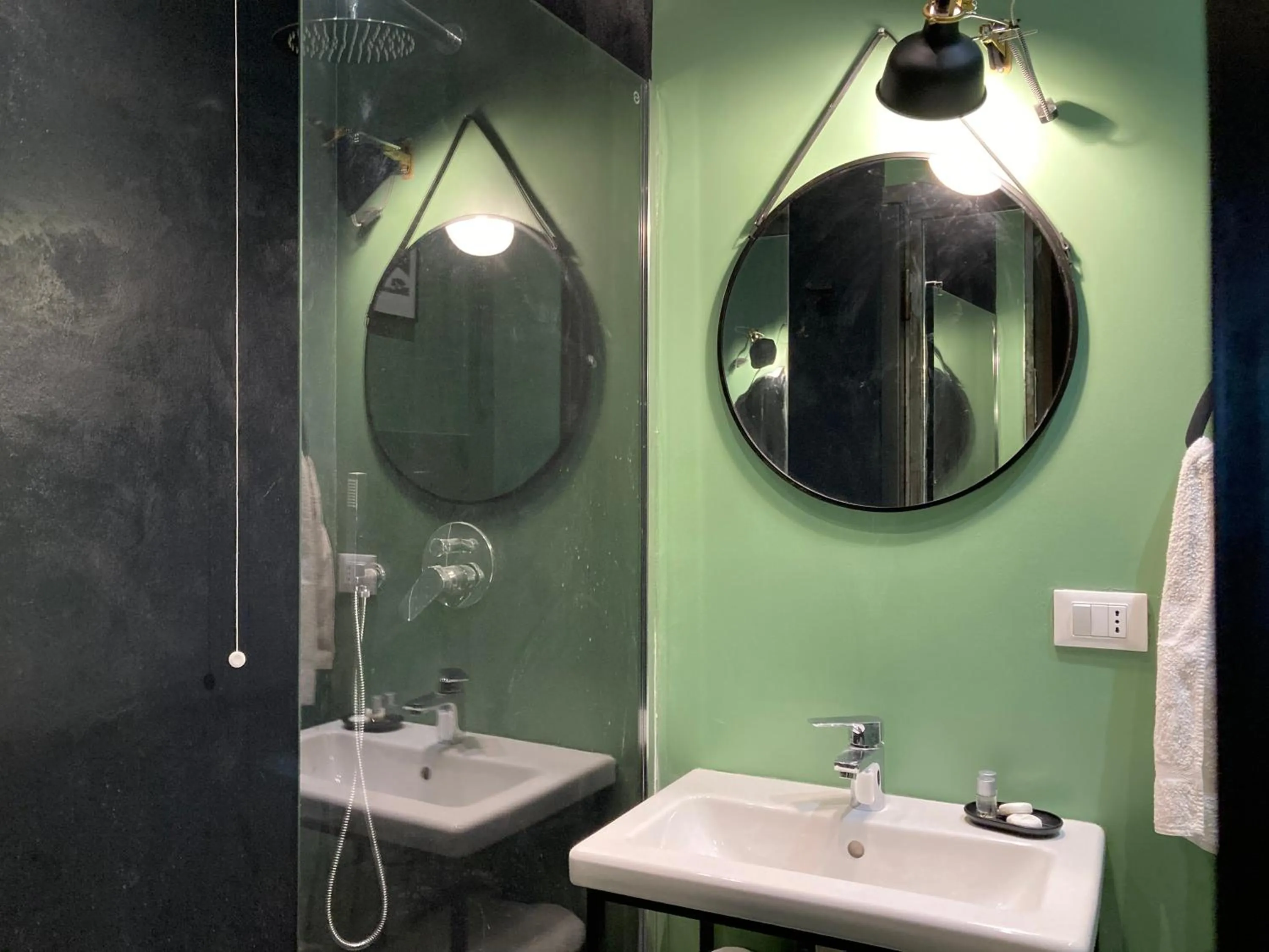 Shower in Hotel Calypso