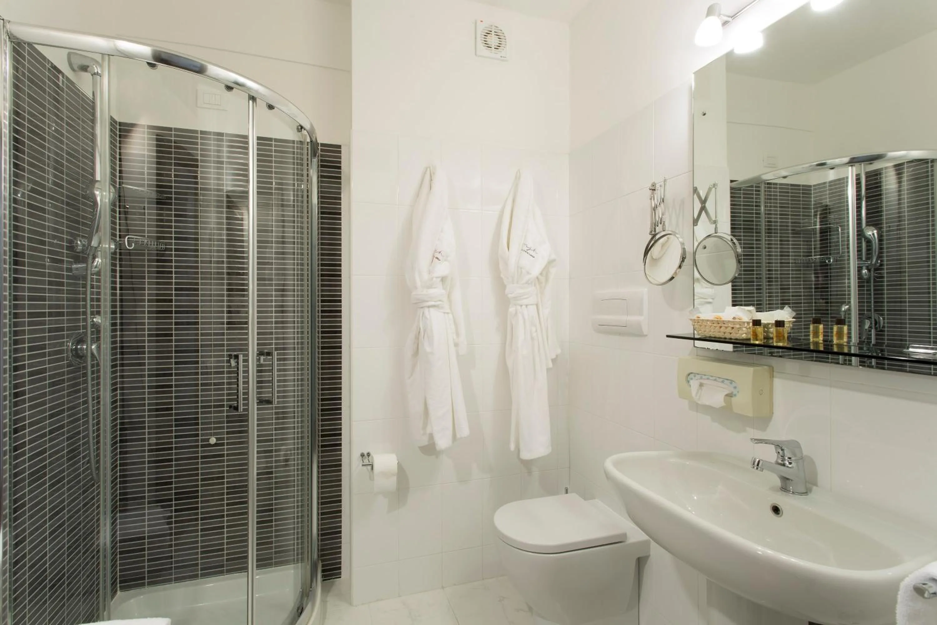 Shower in Hotel Byron Bellavista