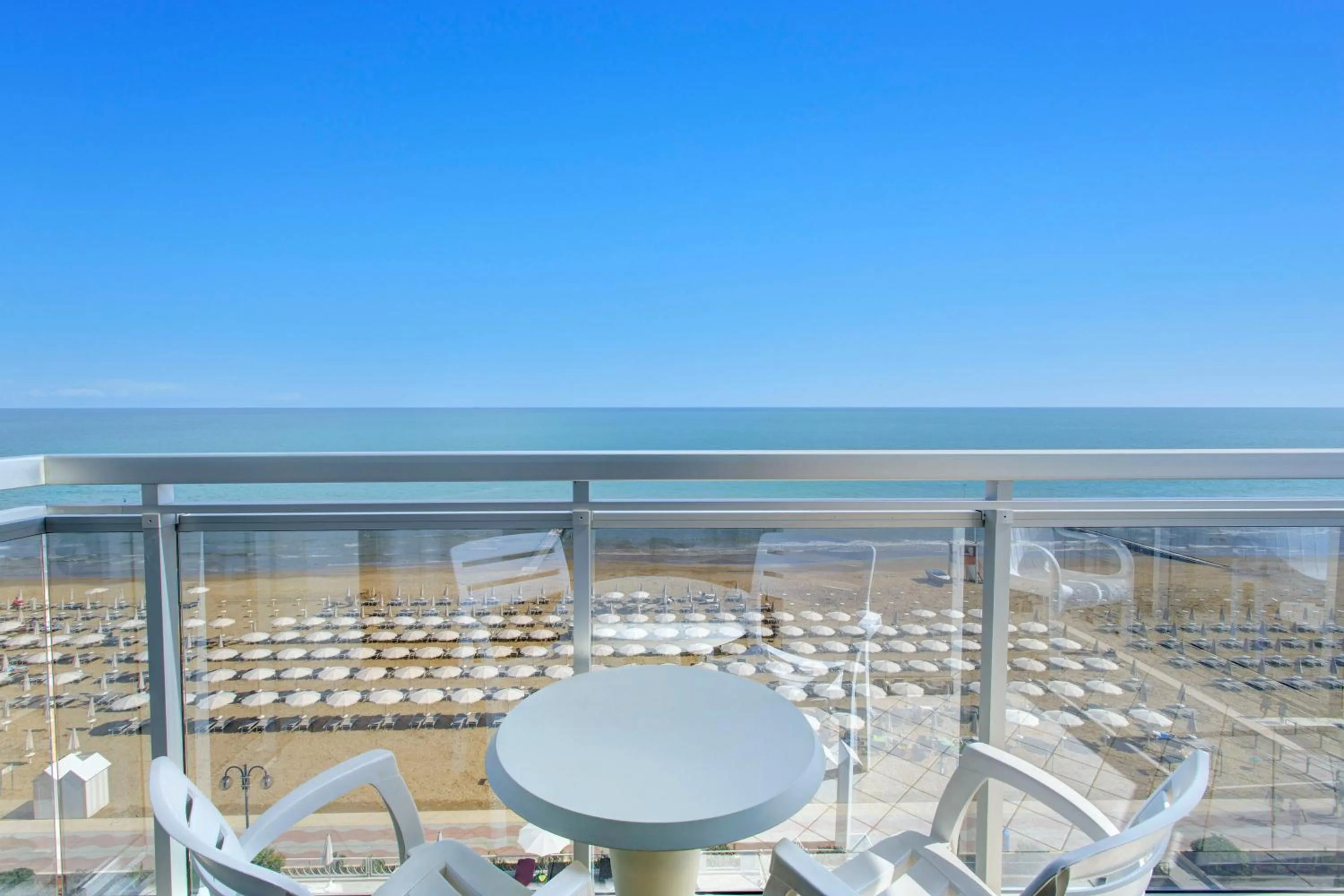 Pool view in Hotel Byron Bellavista