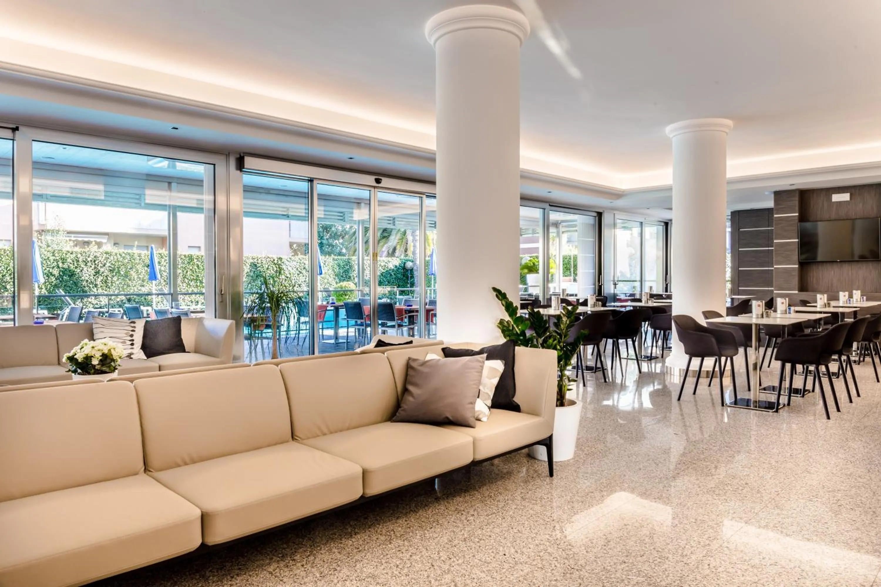 Communal lounge/ TV room in Hotel Imperial