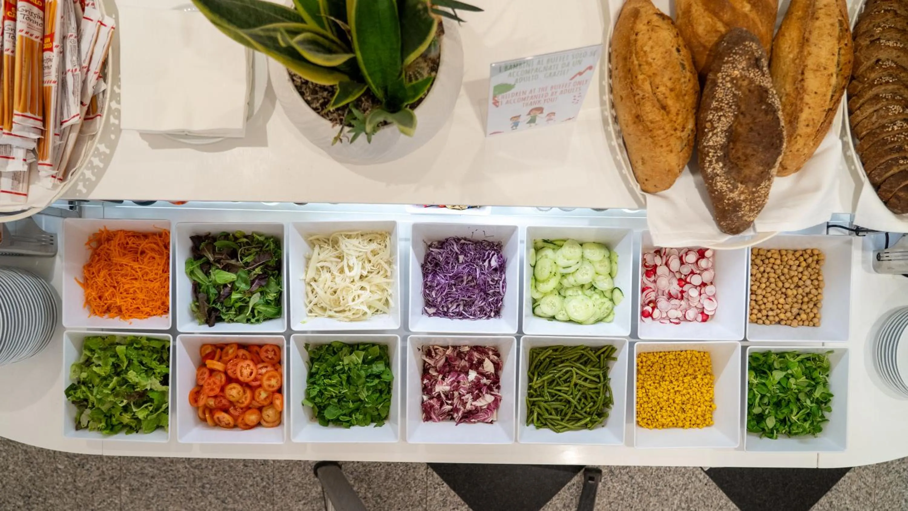 Restaurant/places to eat in Hotel Imperial