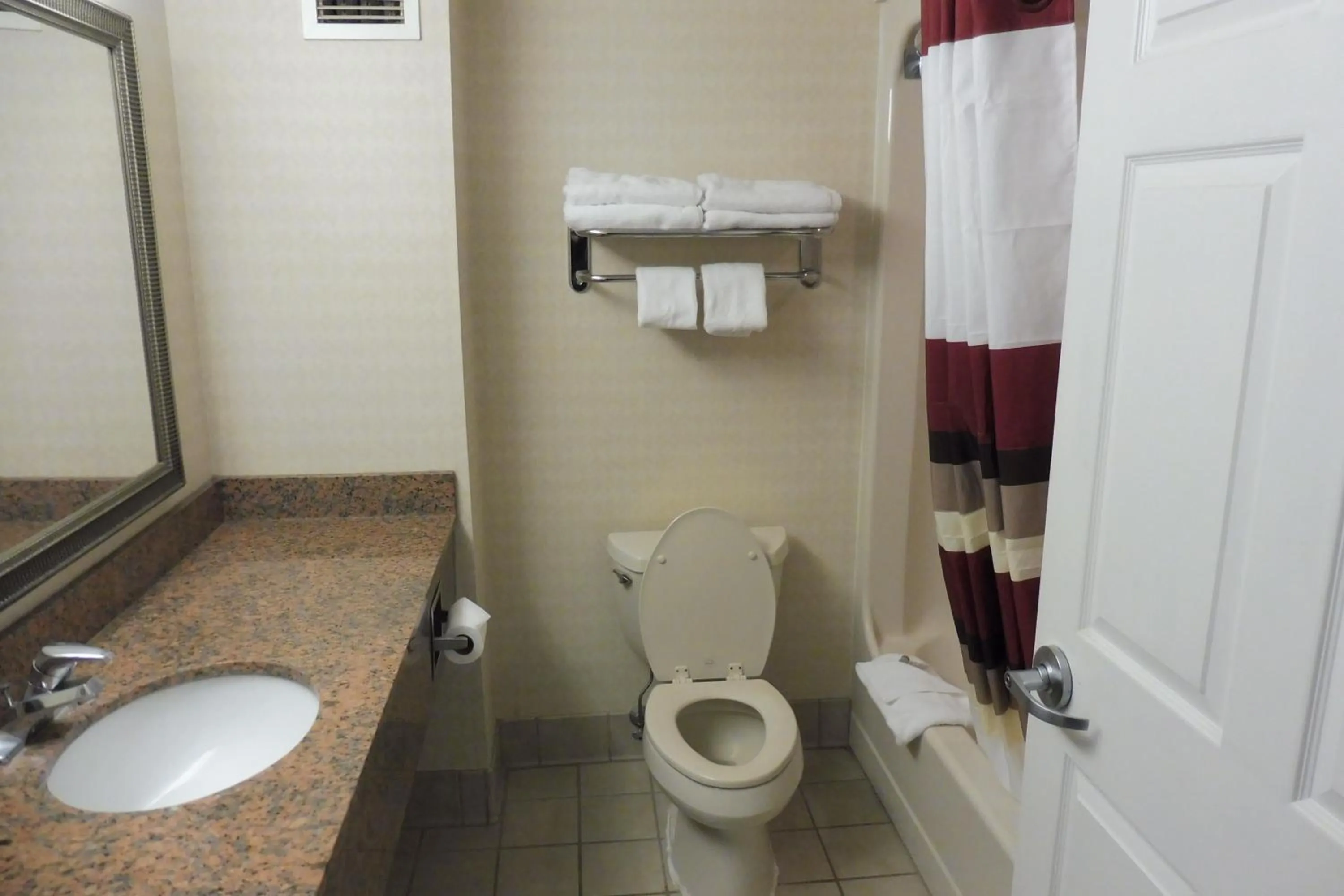 Bathroom in Red Roof Inn & Suites Galloway