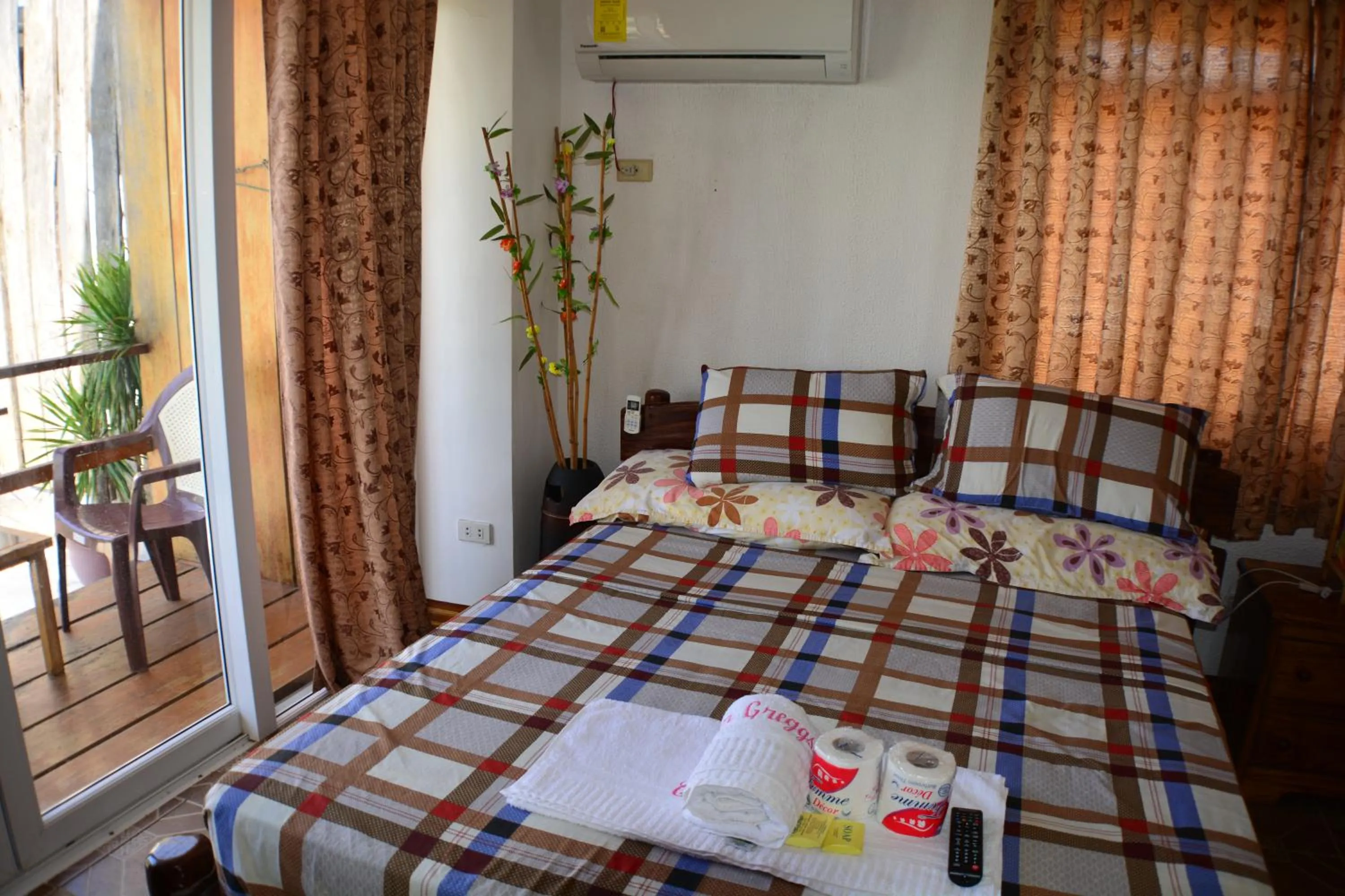 Bed in Captngreggs Dive Resort