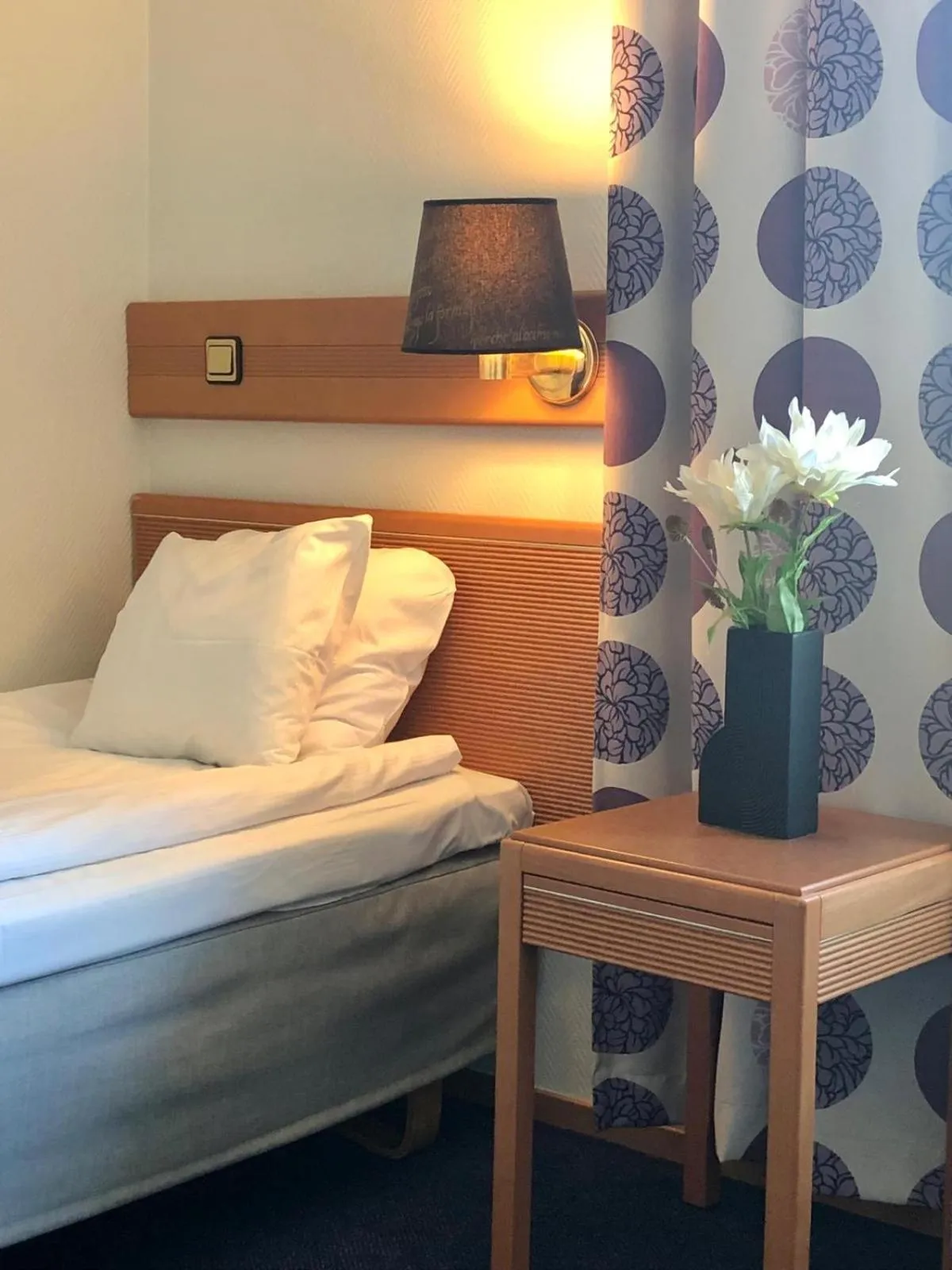 Property building, Bed in Arena Hotell