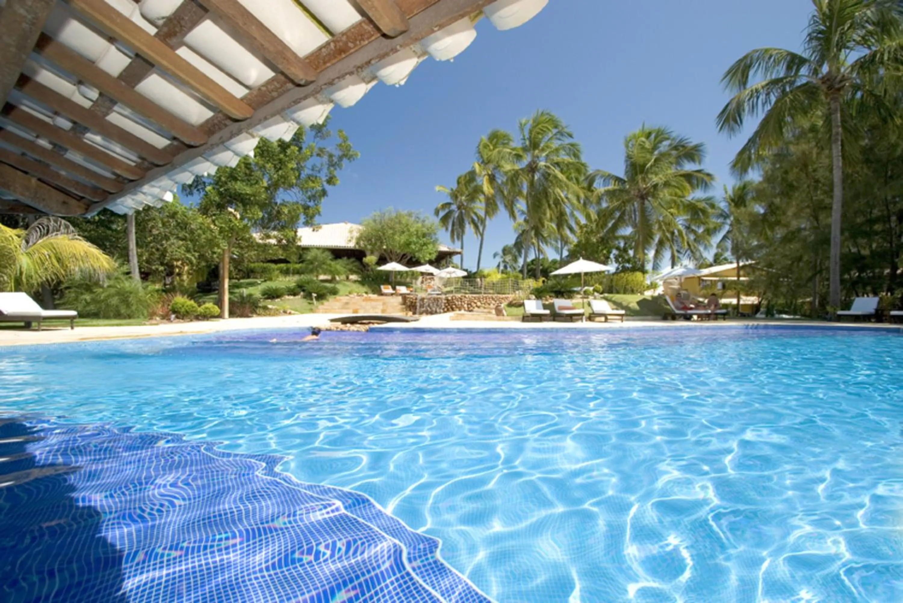 Swimming pool in Girassóis Suítes