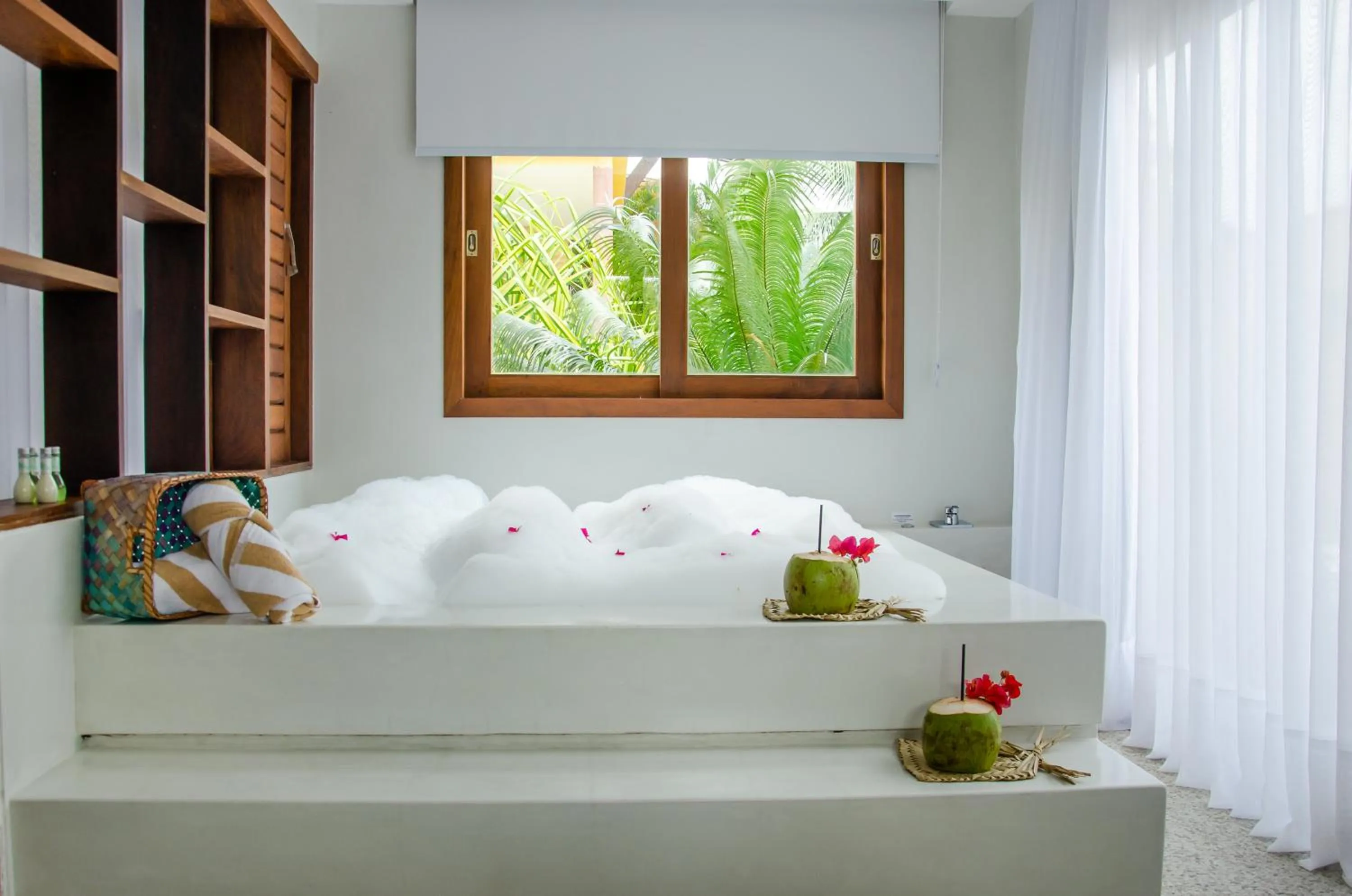 Hot Tub, Bed in Pipa Lagoa Hotel