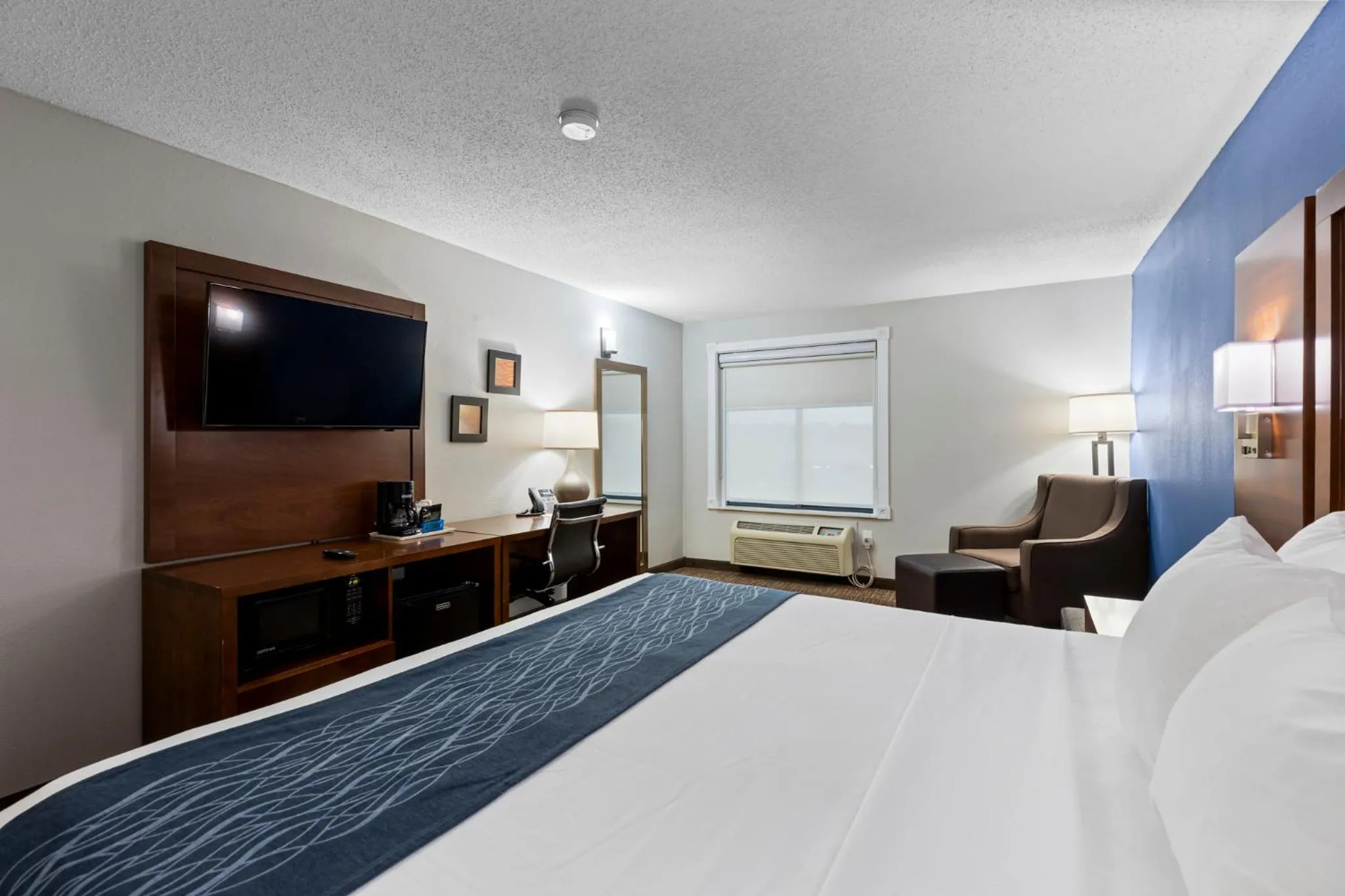 Bed in Comfort Inn & Suites St Louis-Hazelwood