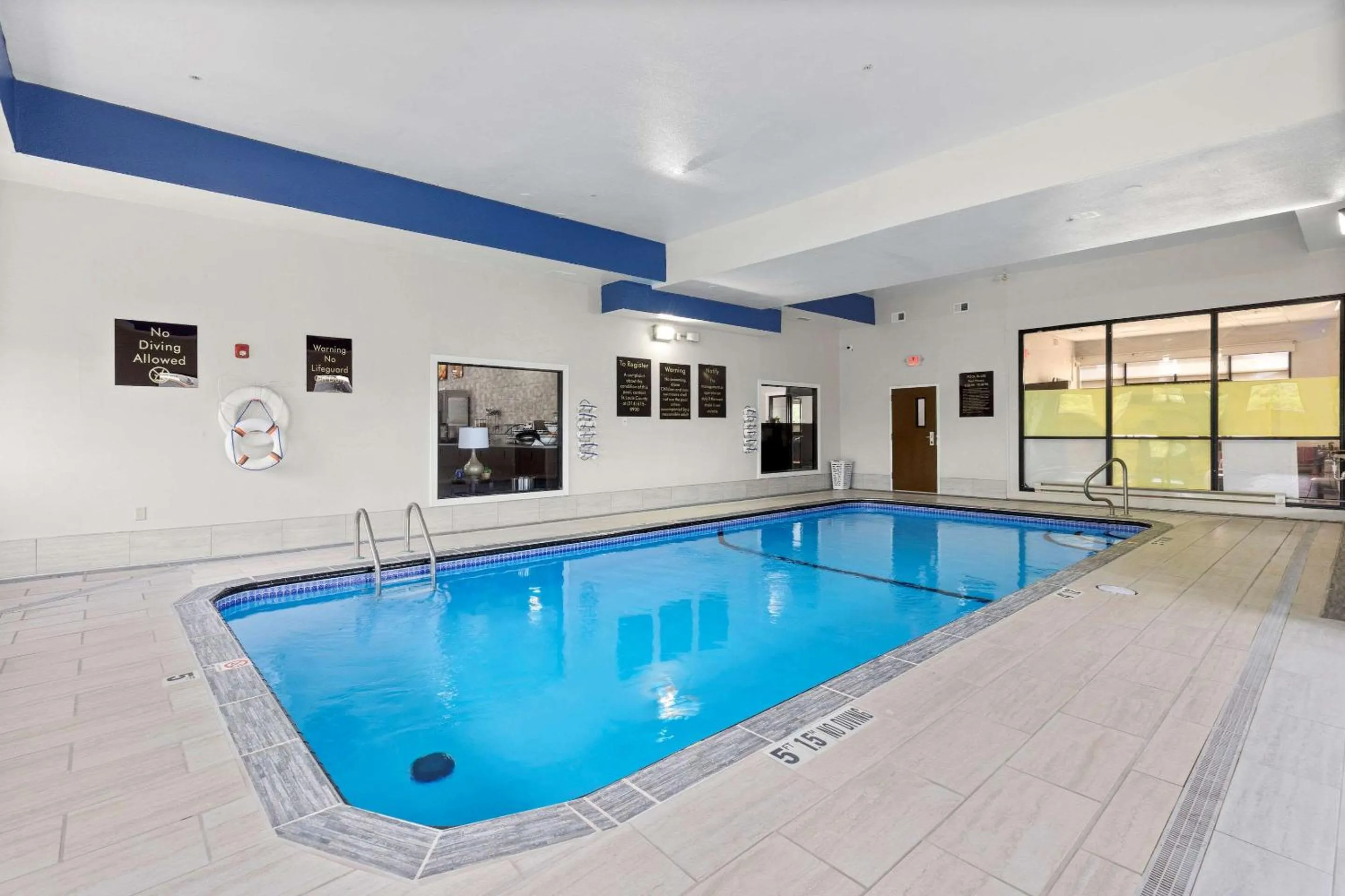 Swimming pool in Comfort Inn & Suites St Louis-Hazelwood