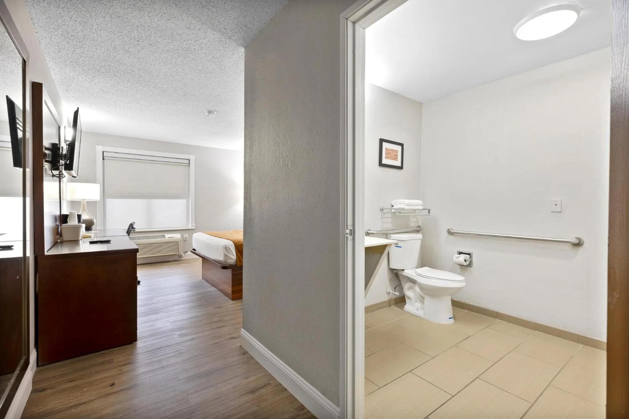 Bathroom, Bed in Comfort Inn & Suites St Louis-Hazelwood