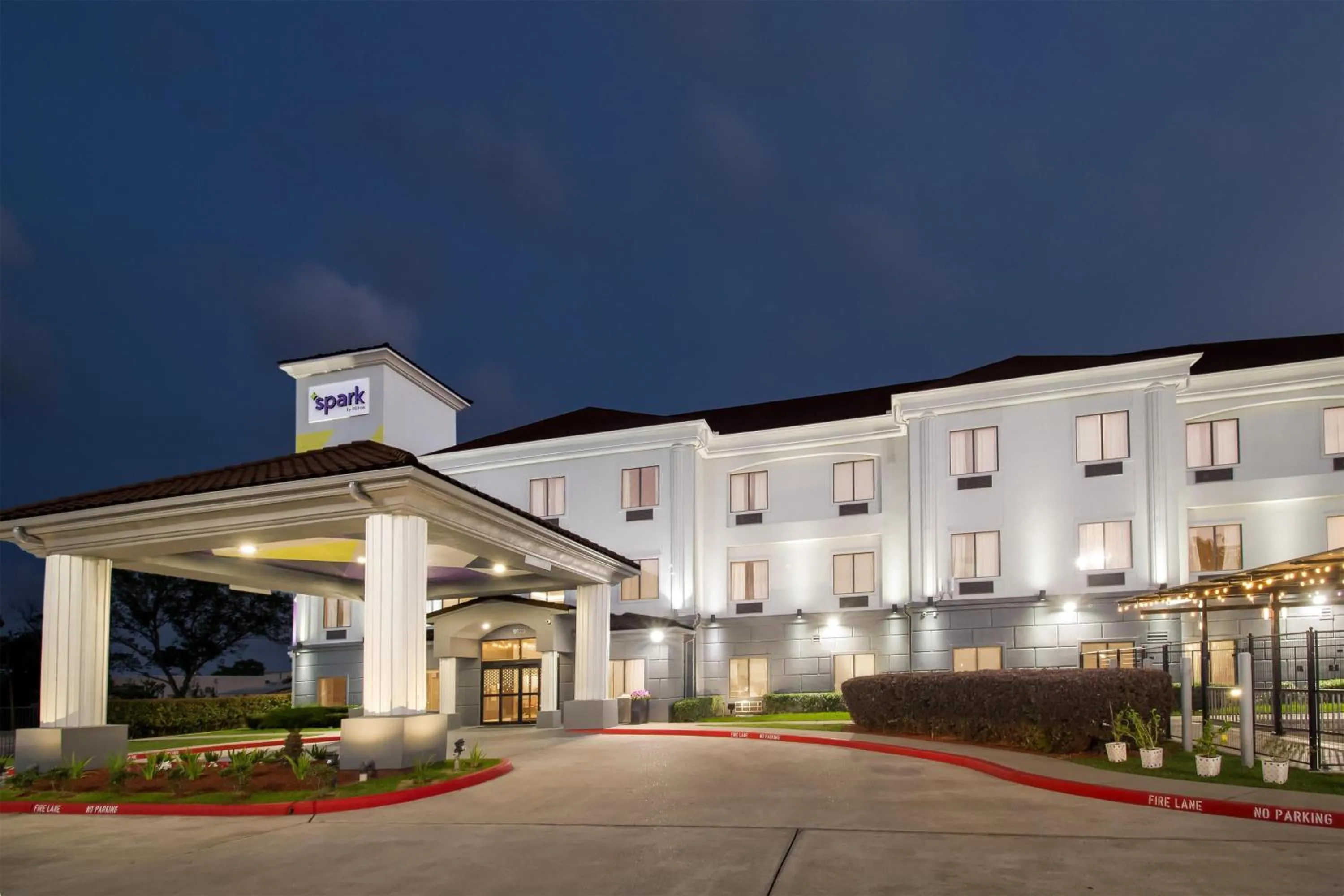 Property building in Spark By Hilton Houston Hobby Airport