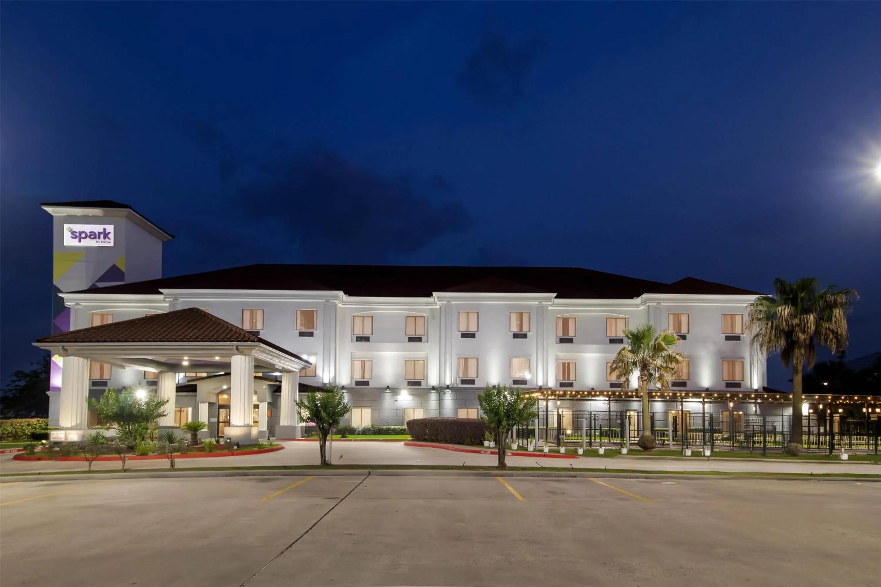 Property building in Spark By Hilton Houston Hobby Airport