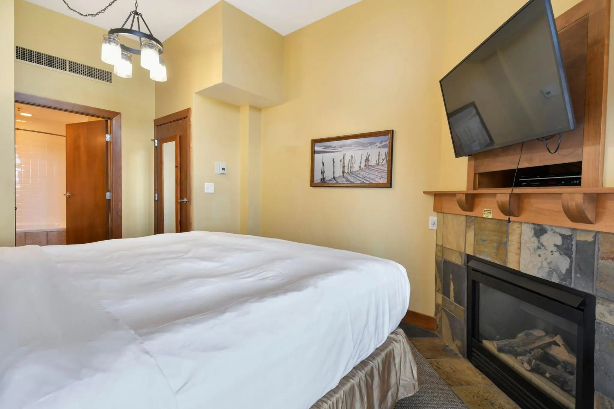 Photo of the whole room, Bed in Sundial Lodge by Park City - Canyons Village
