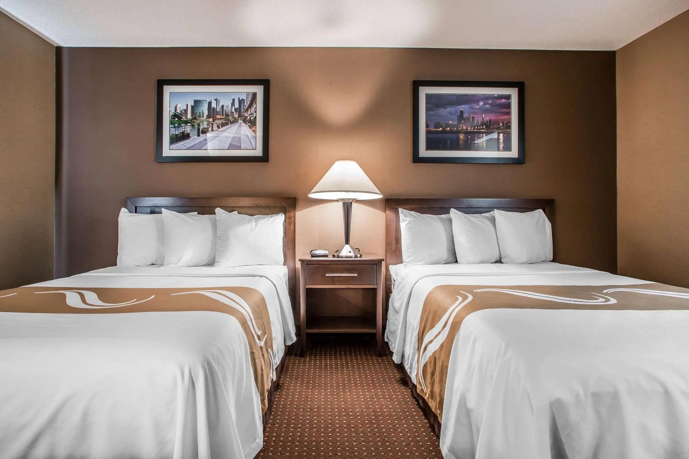 Photo of the whole room, Bed in Quality Inn Elgin I-90