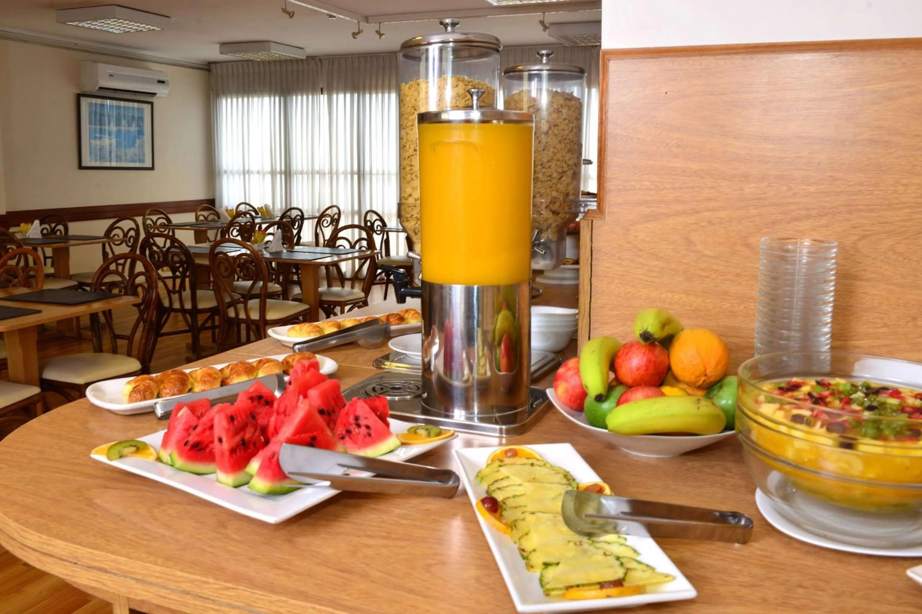 Restaurant/places to eat in Days Inn by Wyndham Montevideo