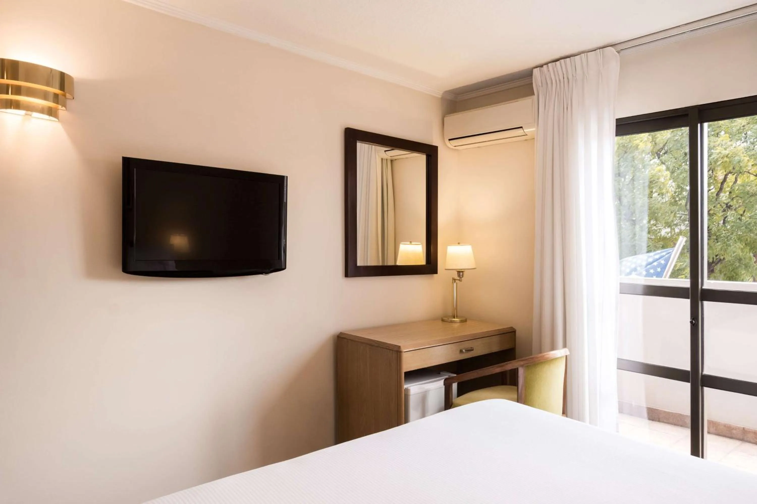 Photo of the whole room, Bed in Days Inn by Wyndham Montevideo