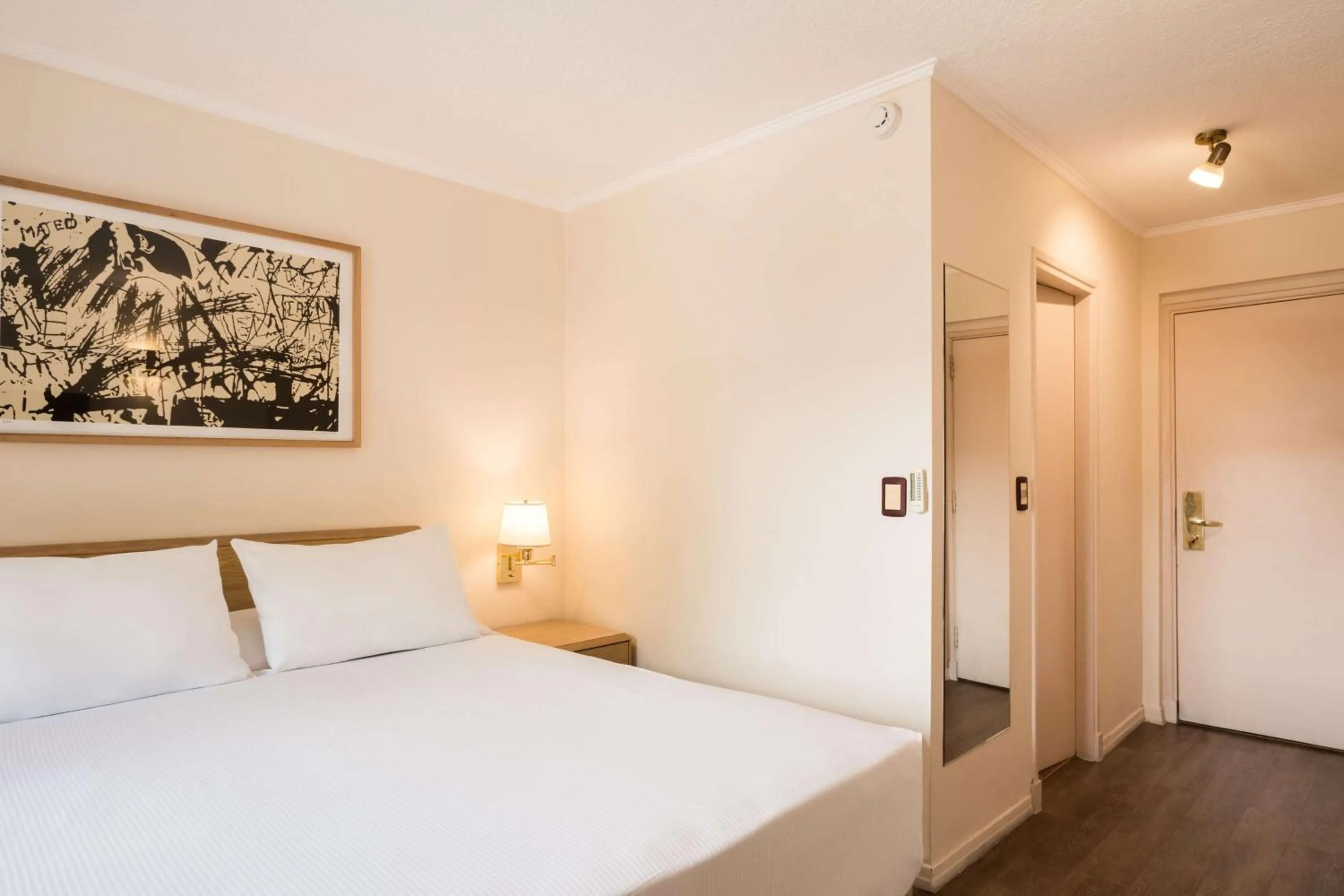 Photo of the whole room, Bed in Days Inn by Wyndham Montevideo