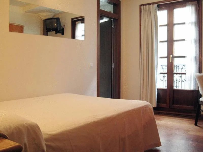 Photo of the whole room, Bed in La Plaza I