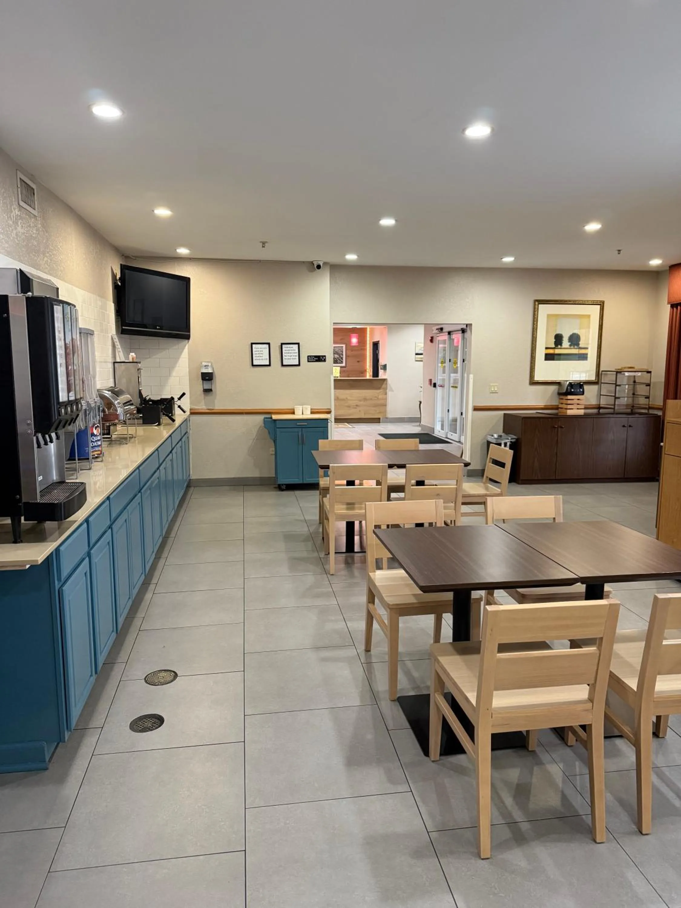 Breakfast in Country Inn & Suites by Radisson, Elgin, IL