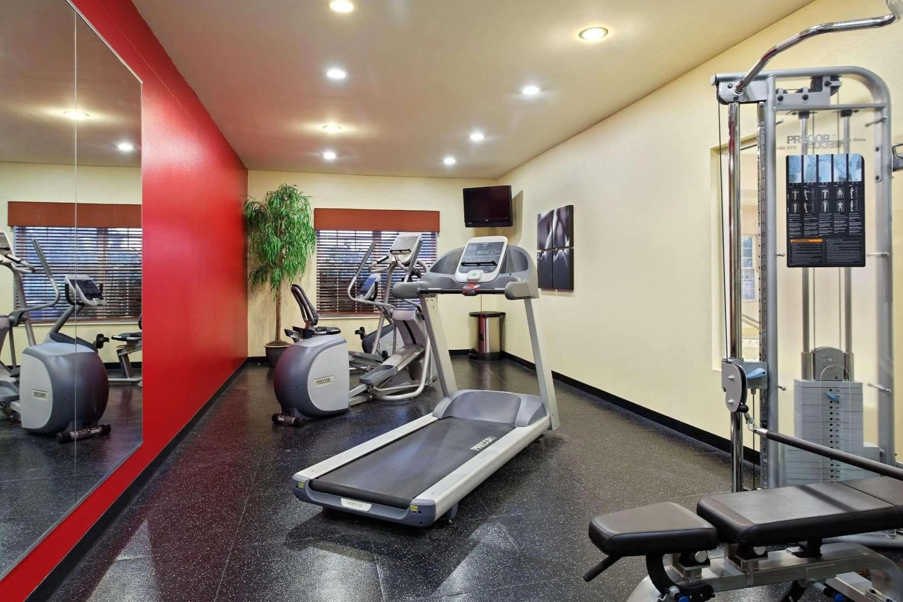 Fitness centre/facilities in Country Inn & Suites by Radisson, Elgin, IL