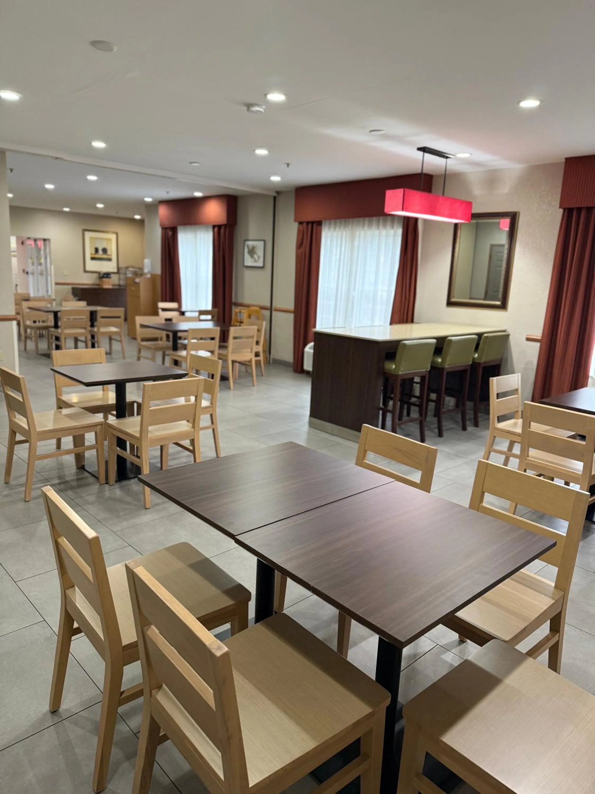 Breakfast in Country Inn & Suites by Radisson, Elgin, IL