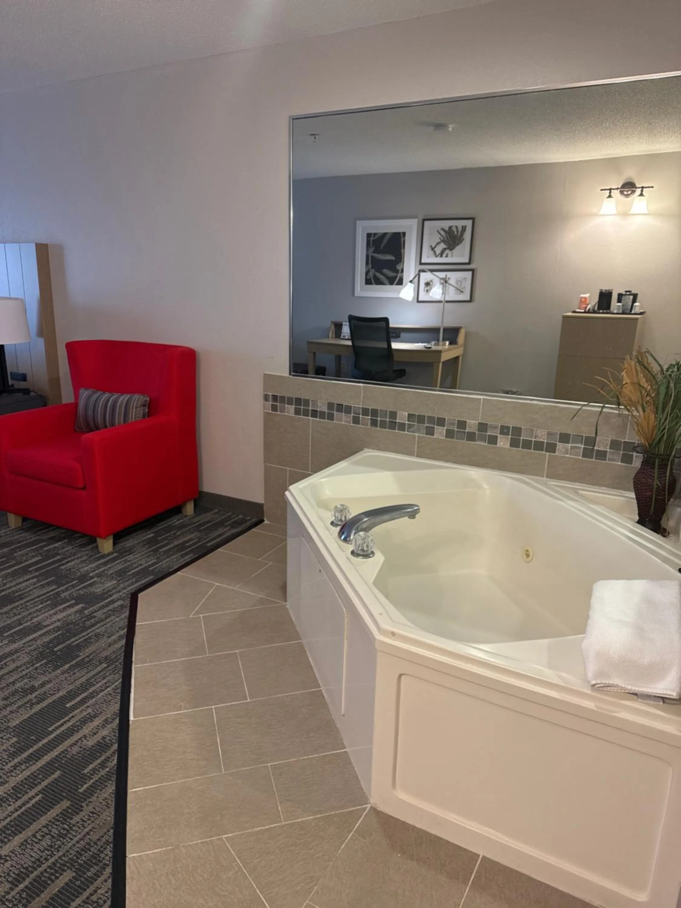 Hot Tub in Country Inn & Suites by Radisson, Elgin, IL