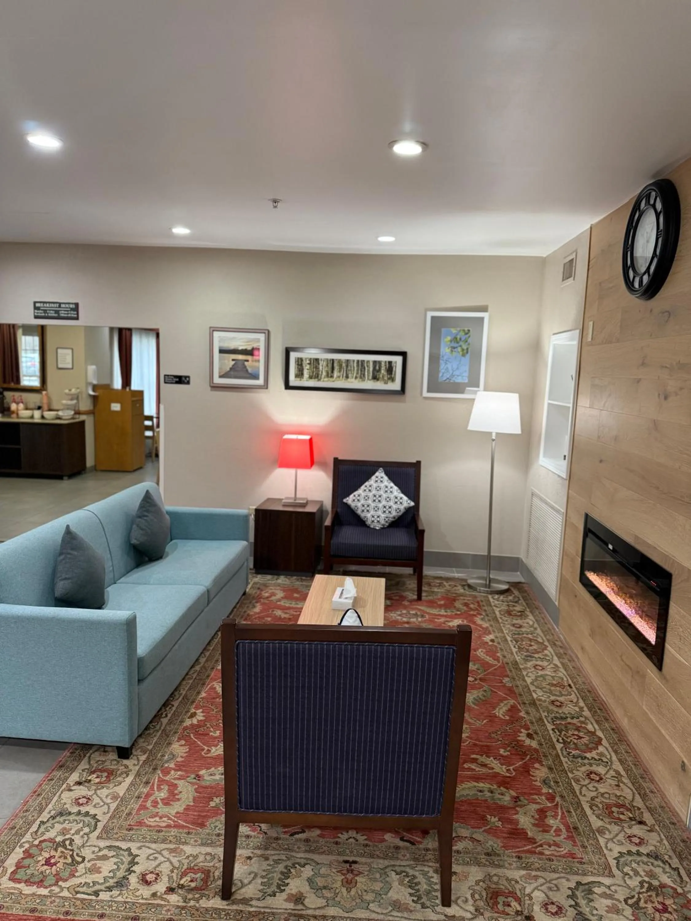 Seating area in Country Inn & Suites by Radisson, Elgin, IL