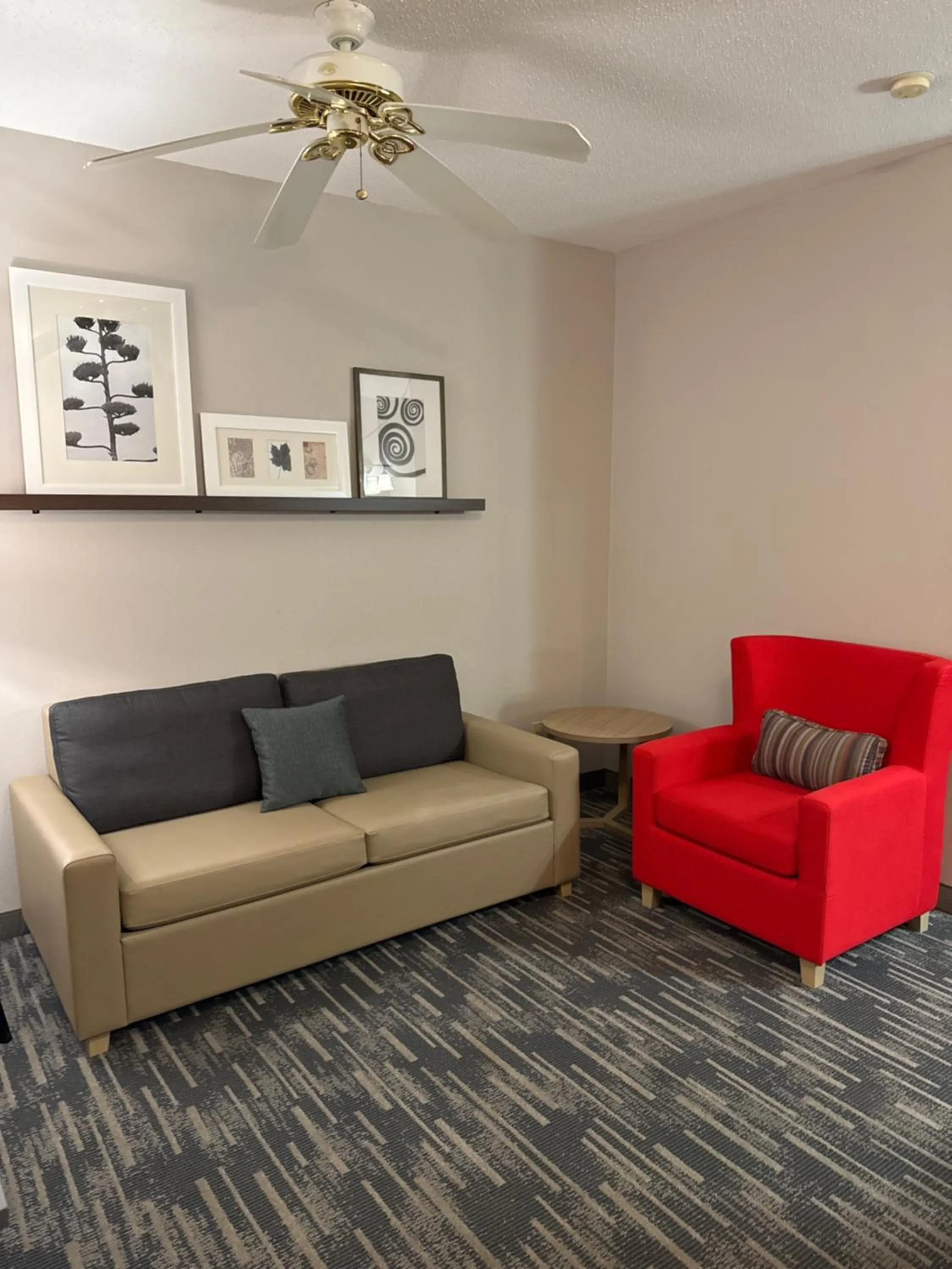 Seating area in Country Inn & Suites by Radisson, Elgin, IL