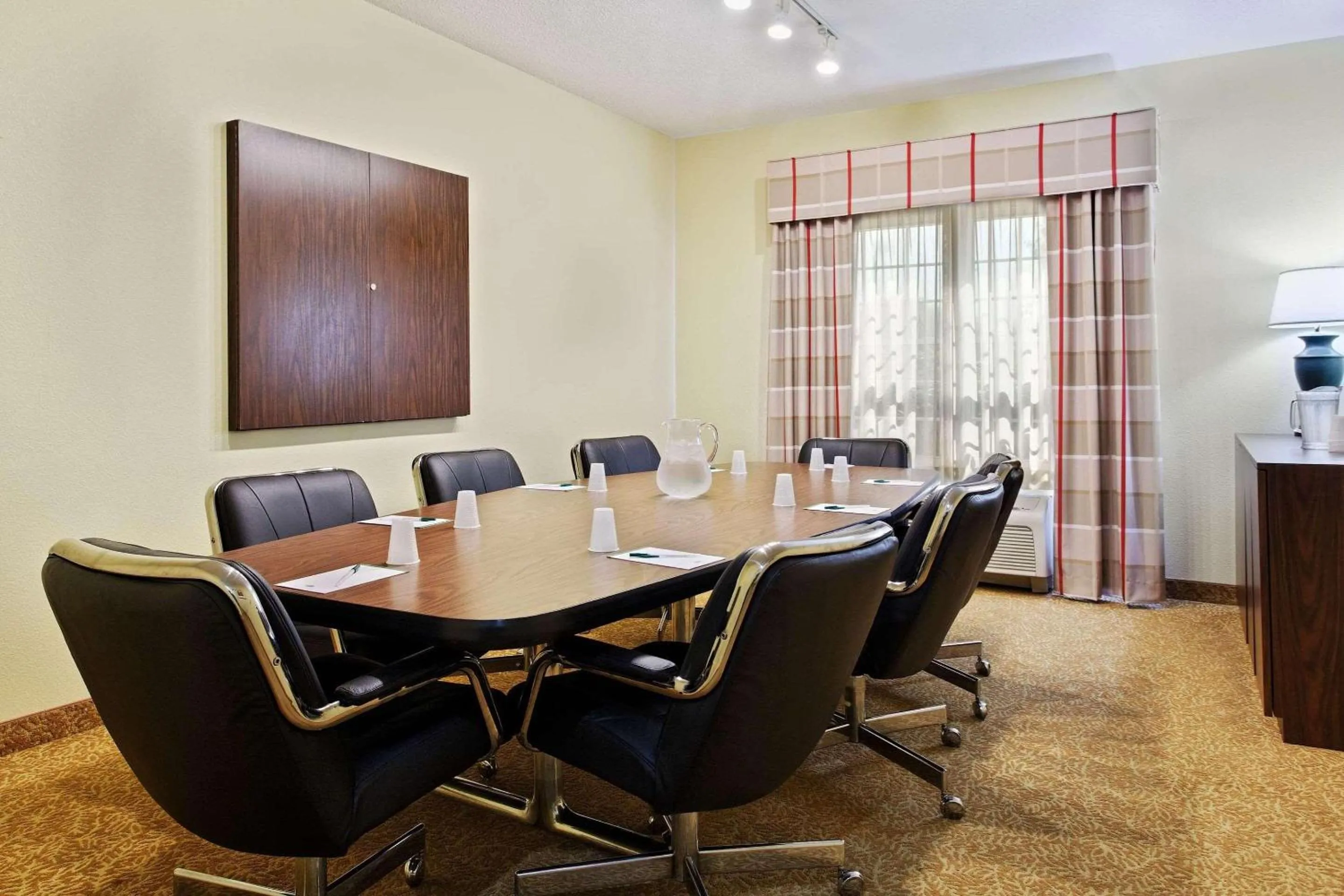 Meeting/conference room in Country Inn & Suites by Radisson, Elgin, IL