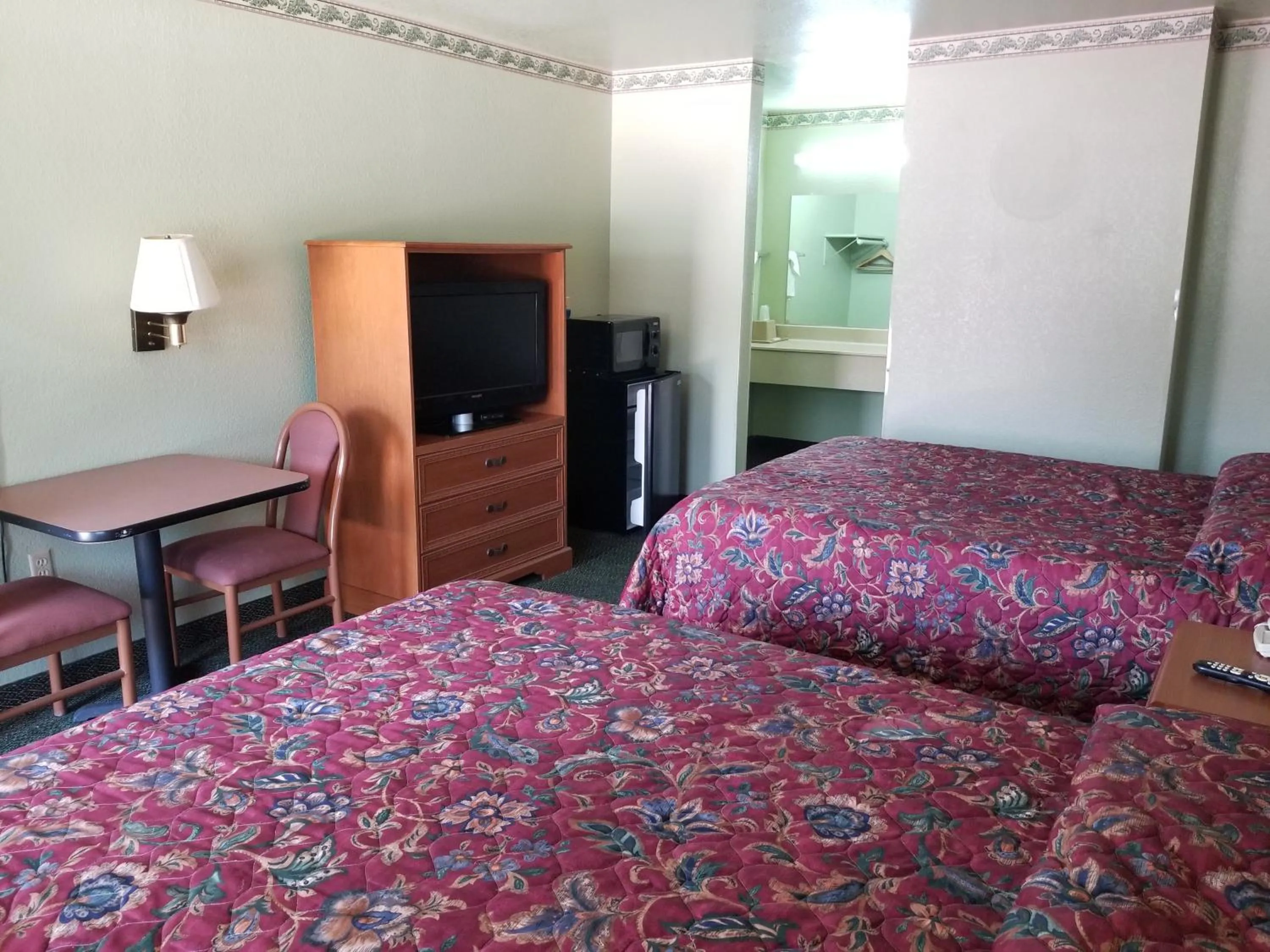 Bed in Haltom Inn Fort Worth