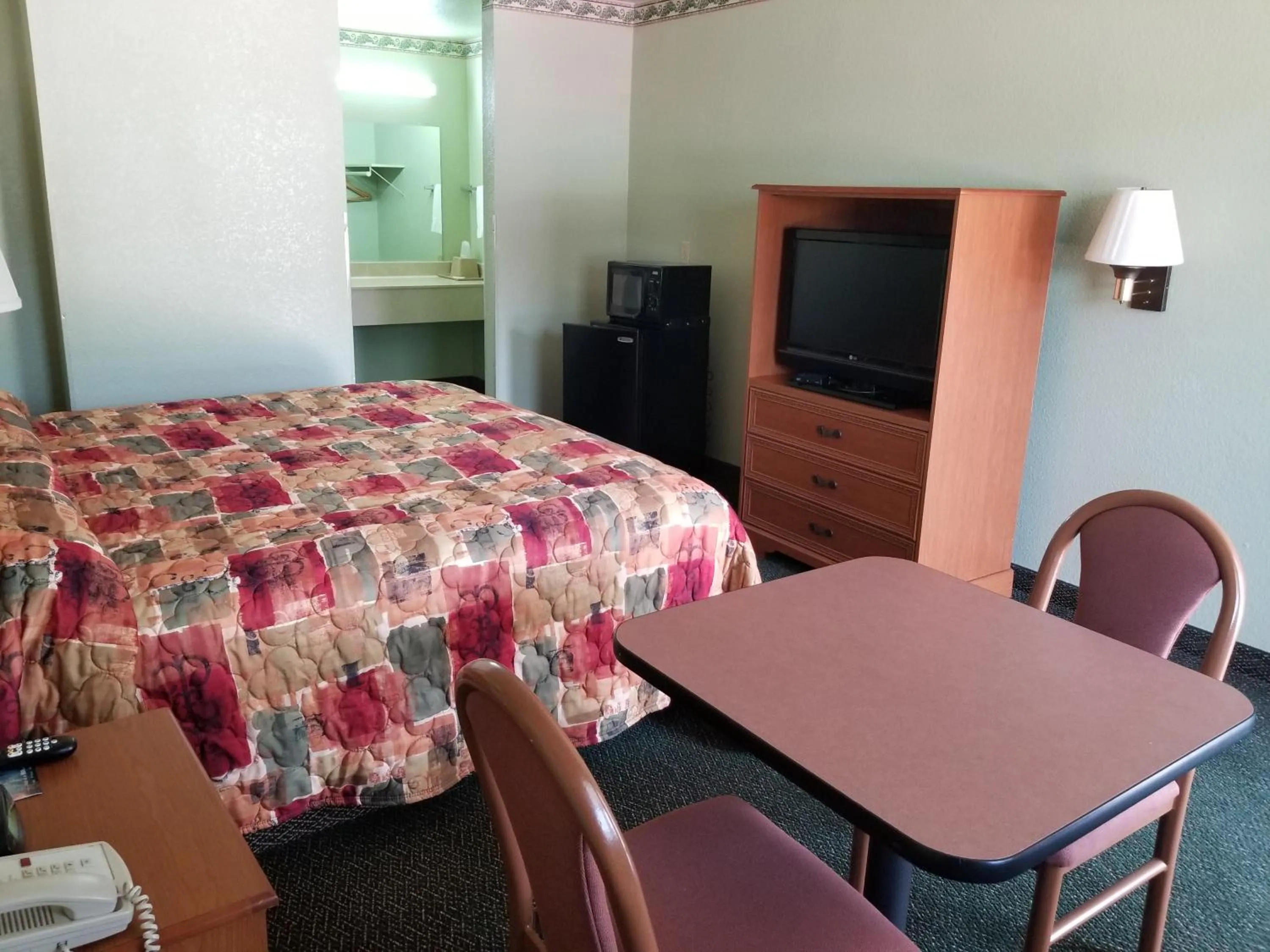 Bedroom, Bed in Haltom Inn Fort Worth