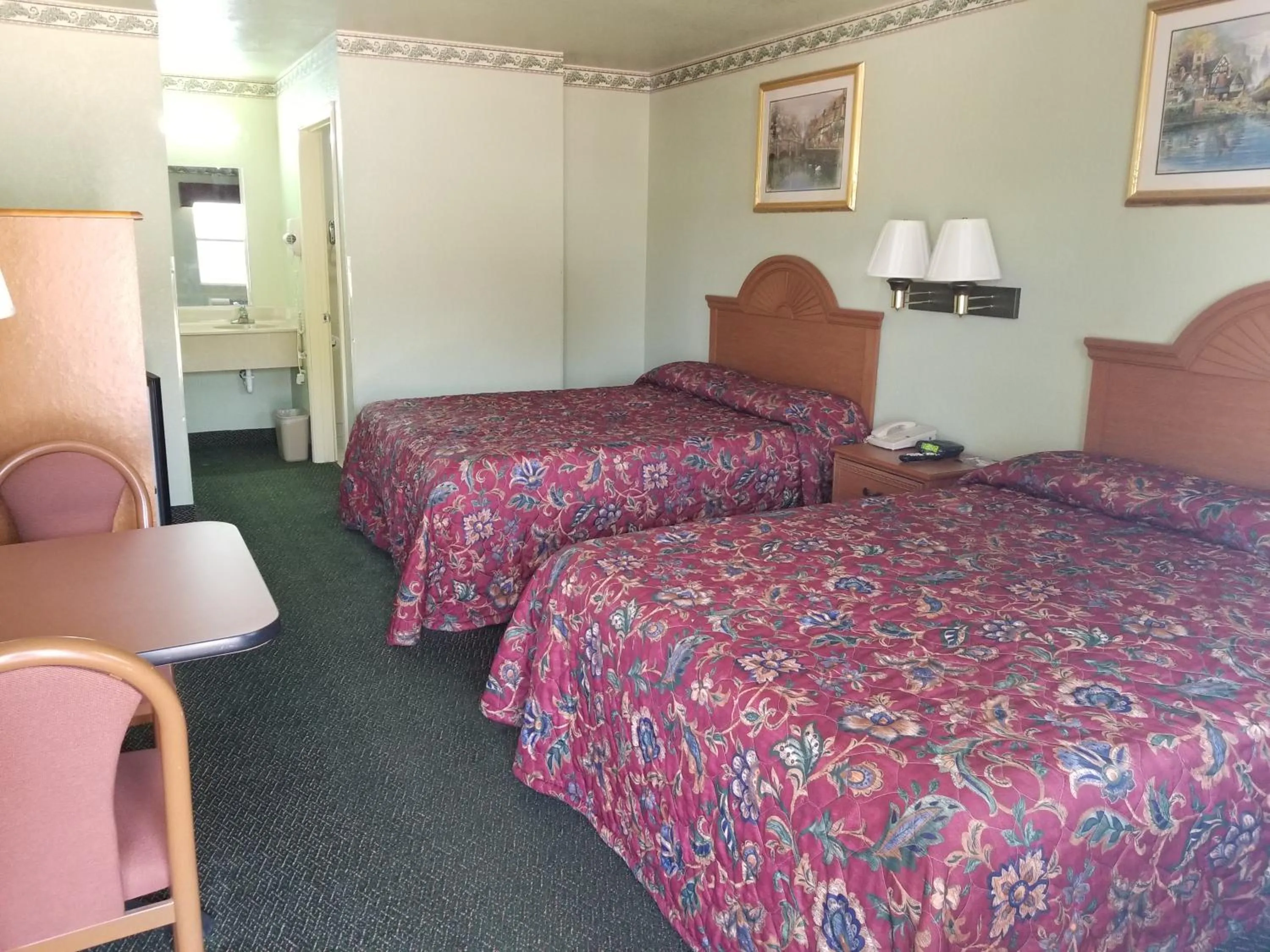 Photo of the whole room, Bed in Haltom Inn Fort Worth