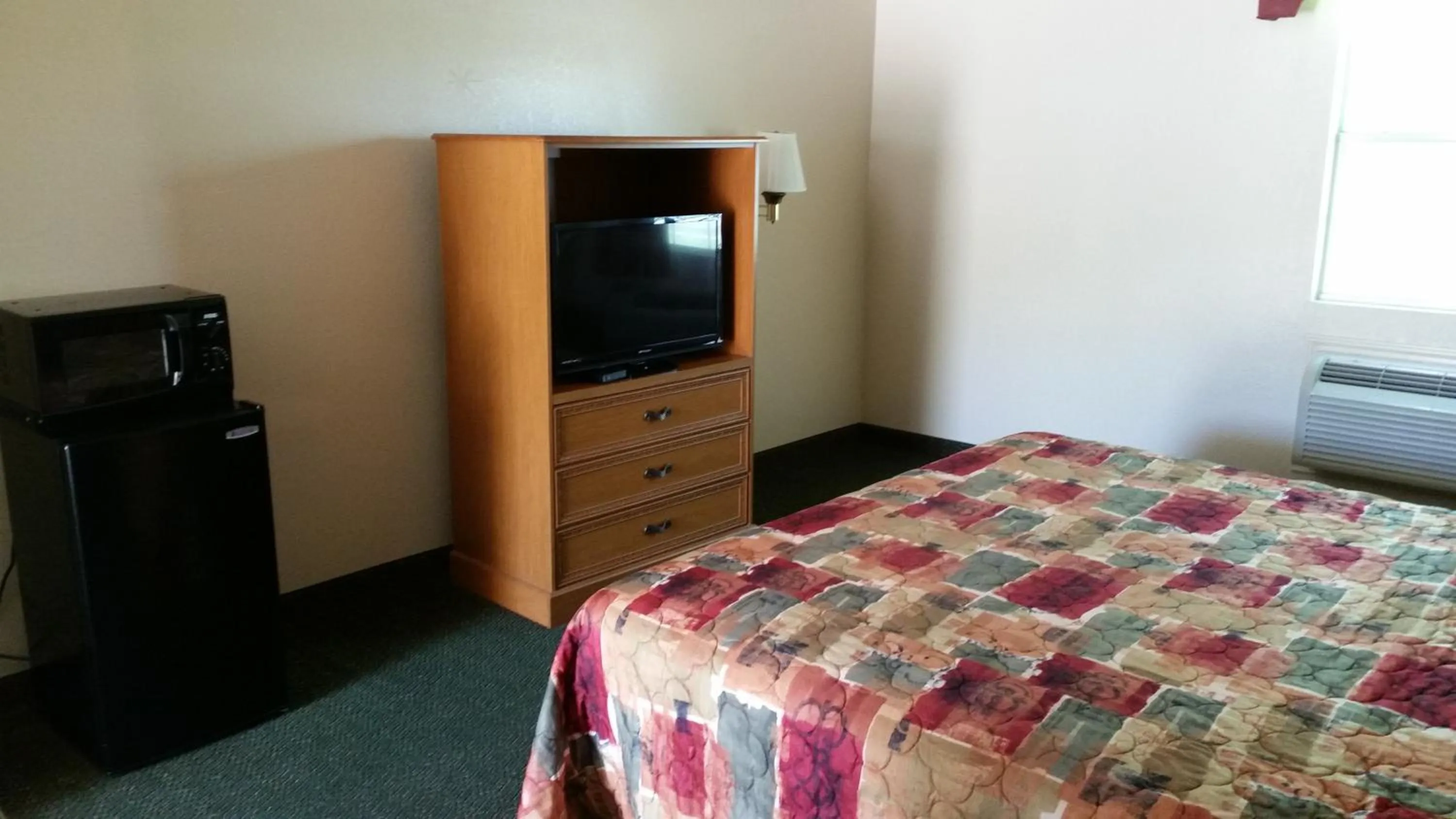 Bed in Haltom Inn Fort Worth