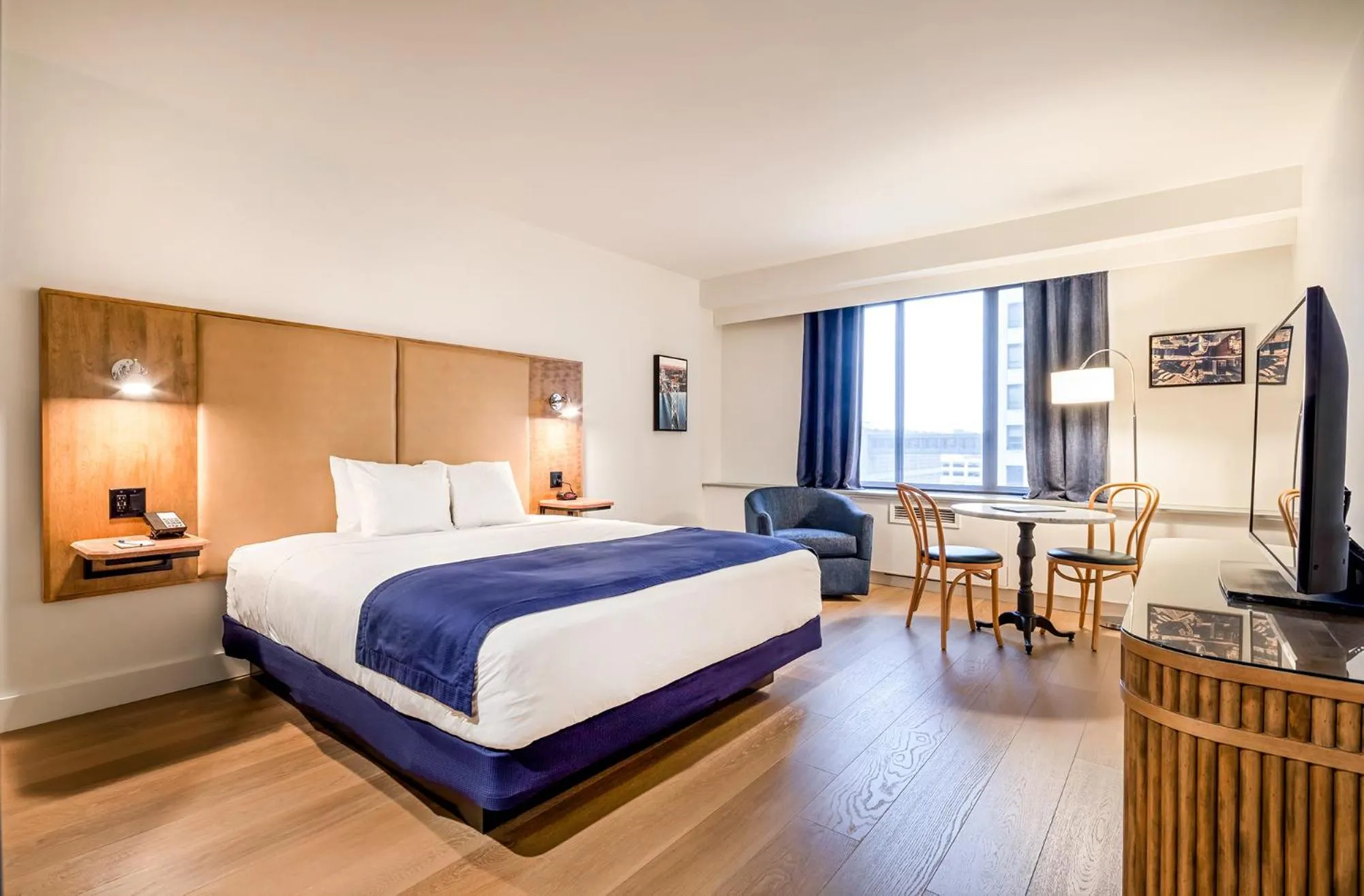 Bed in Hotel St. Regis Detroit