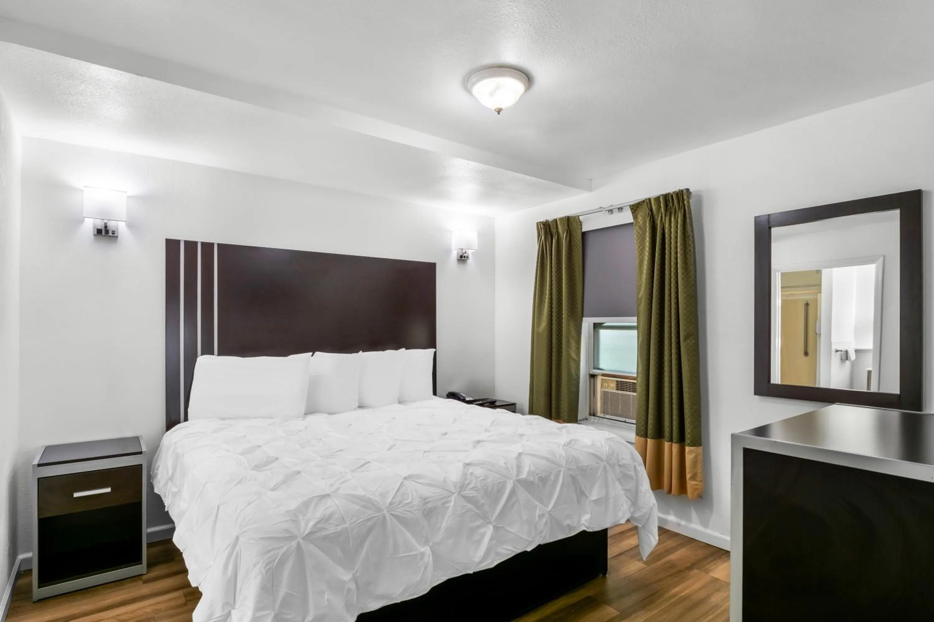 Bed in Americas Best Value Inn Jonesville/Hillsdale