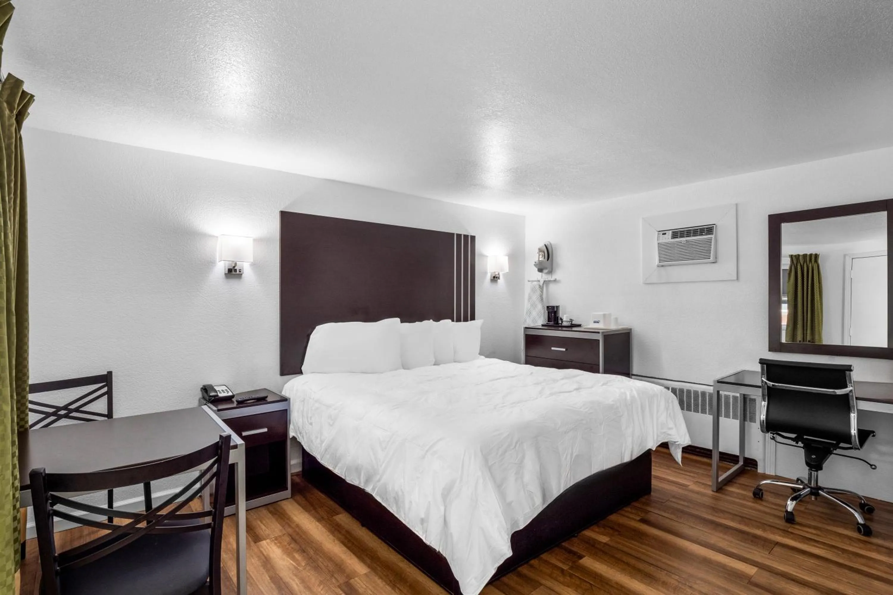 Bed in Americas Best Value Inn Jonesville/Hillsdale