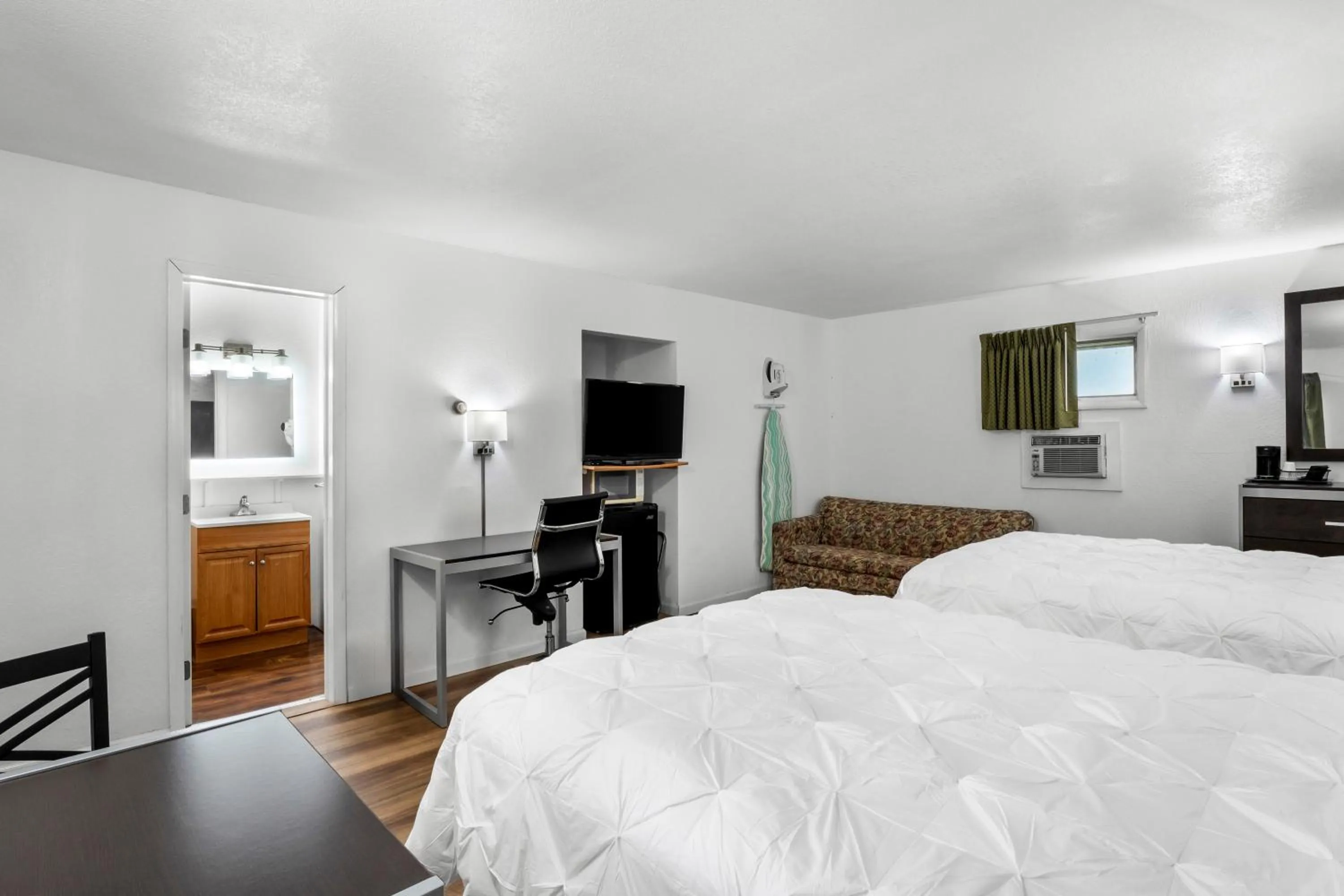 Bed in Americas Best Value Inn Jonesville/Hillsdale