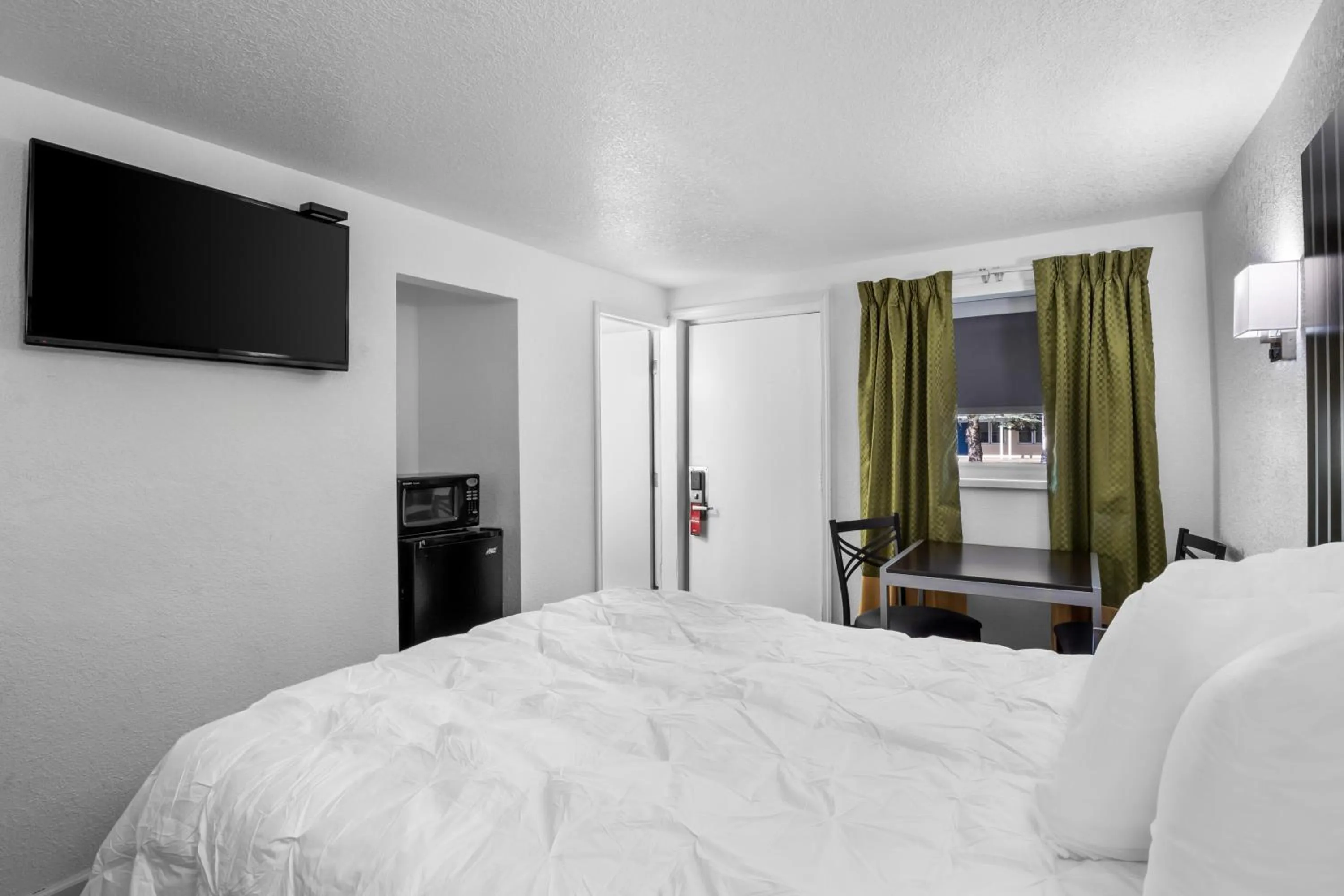 Bed in Americas Best Value Inn Jonesville/Hillsdale