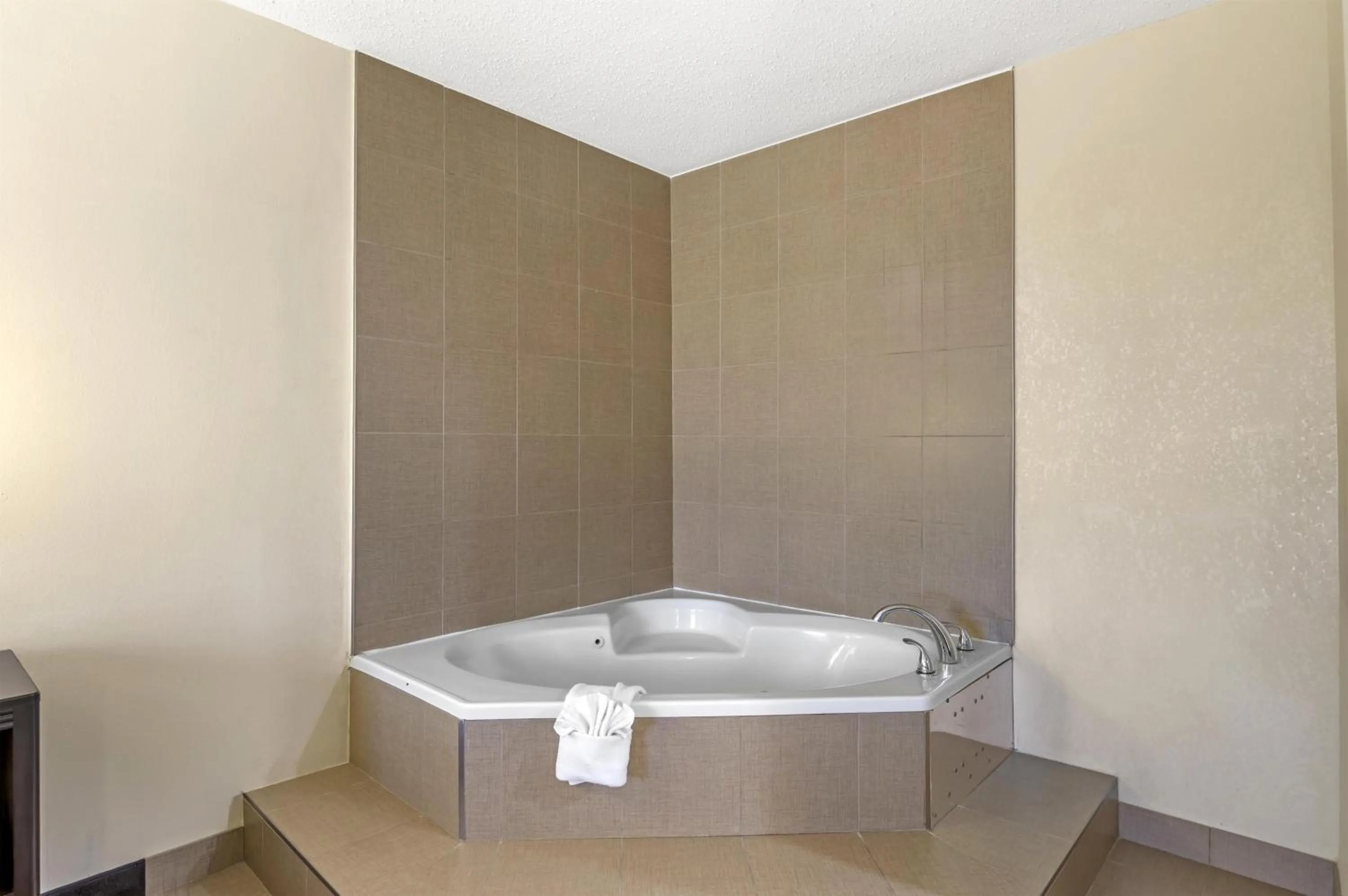 Bedroom in Best Western Suites near Opryland