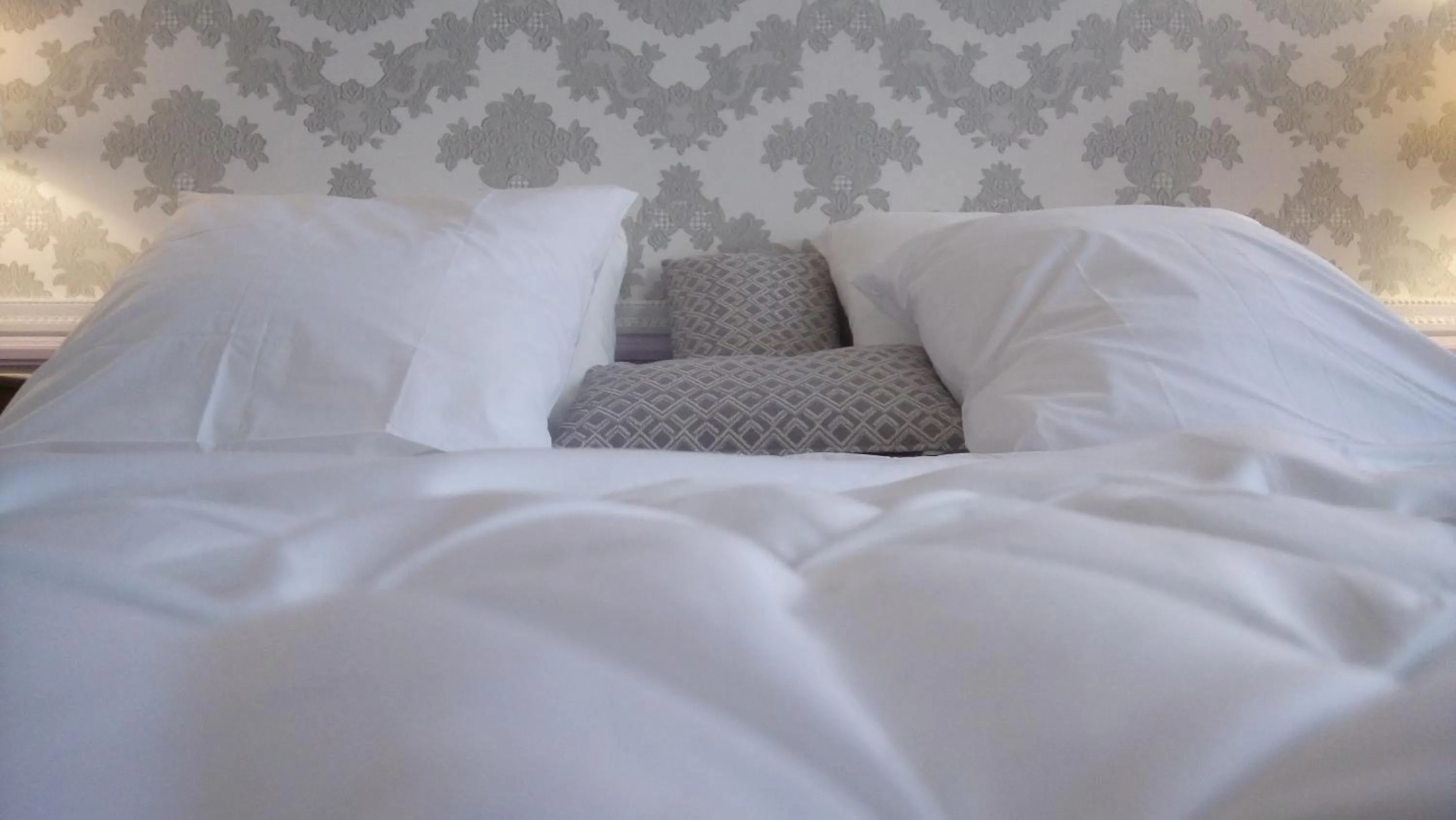 Bed in Palais de Luppé, Chambre d'hôtes