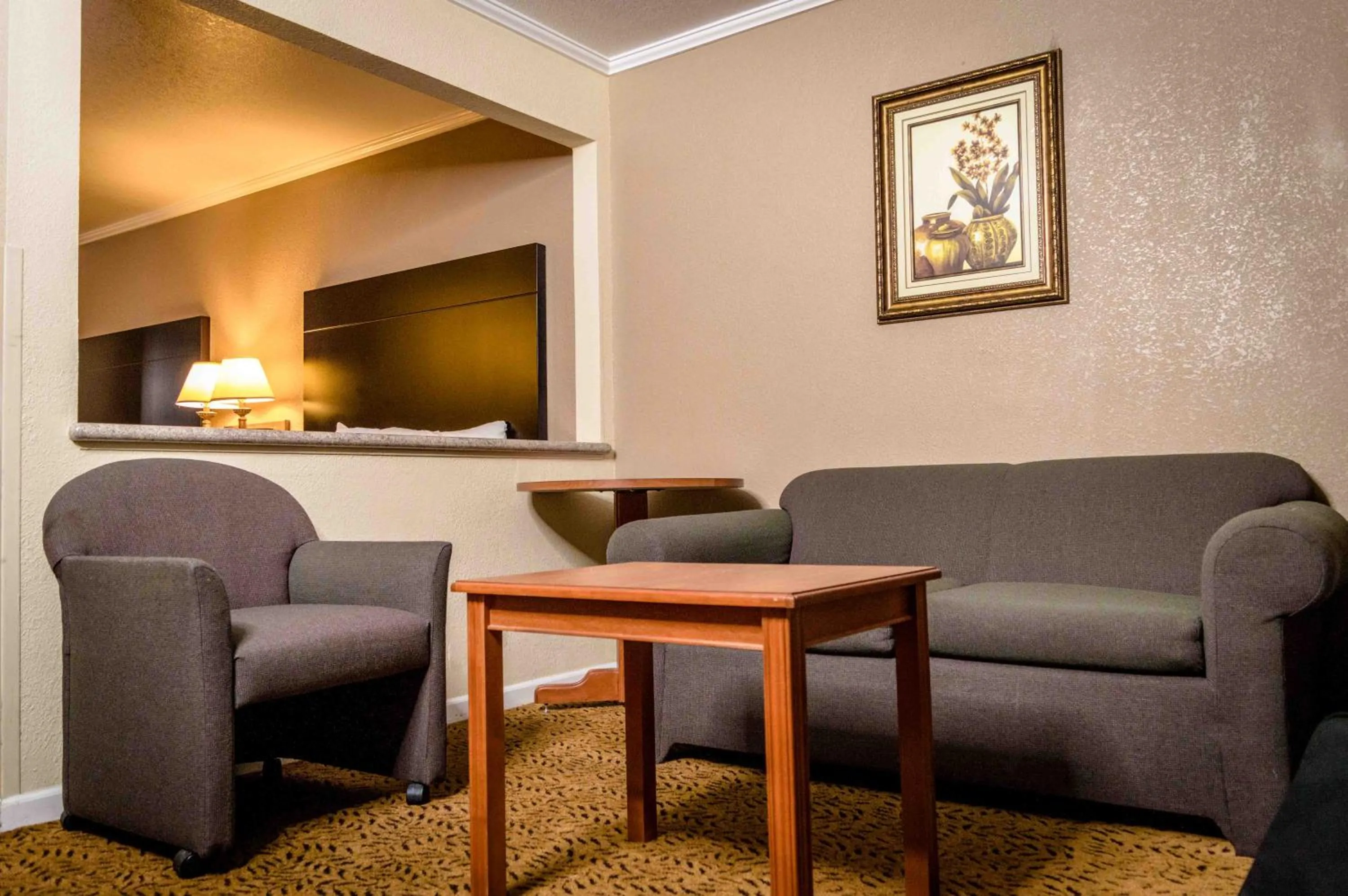 Seating area in Executive Inn & Suites Sacramento