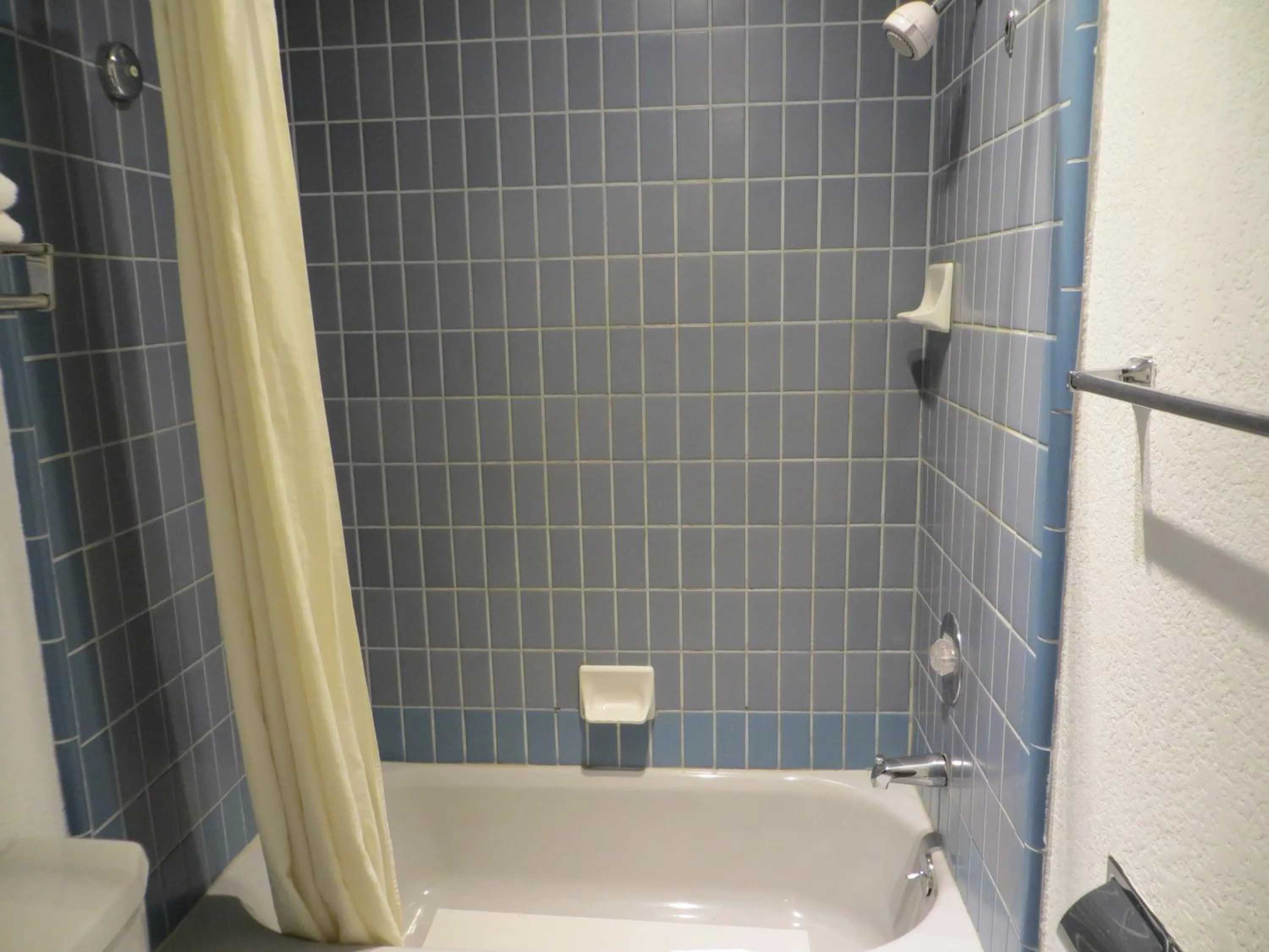 Bedroom in Executive Inn & Suites Sacramento