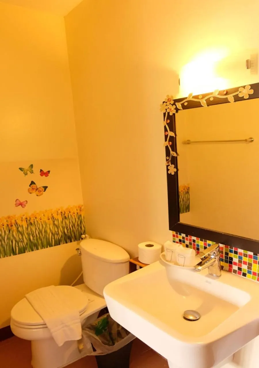 Toilet in Vieng Mantra Hotel