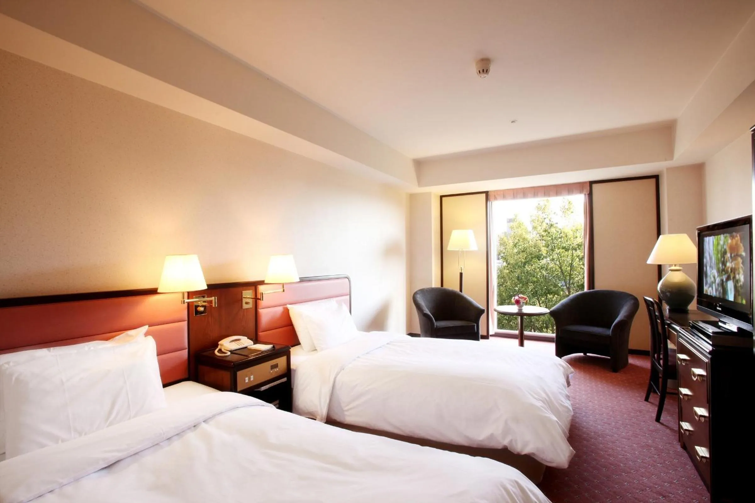 Bed in ANA Crowne Plaza Hotel Kyoto by IHG