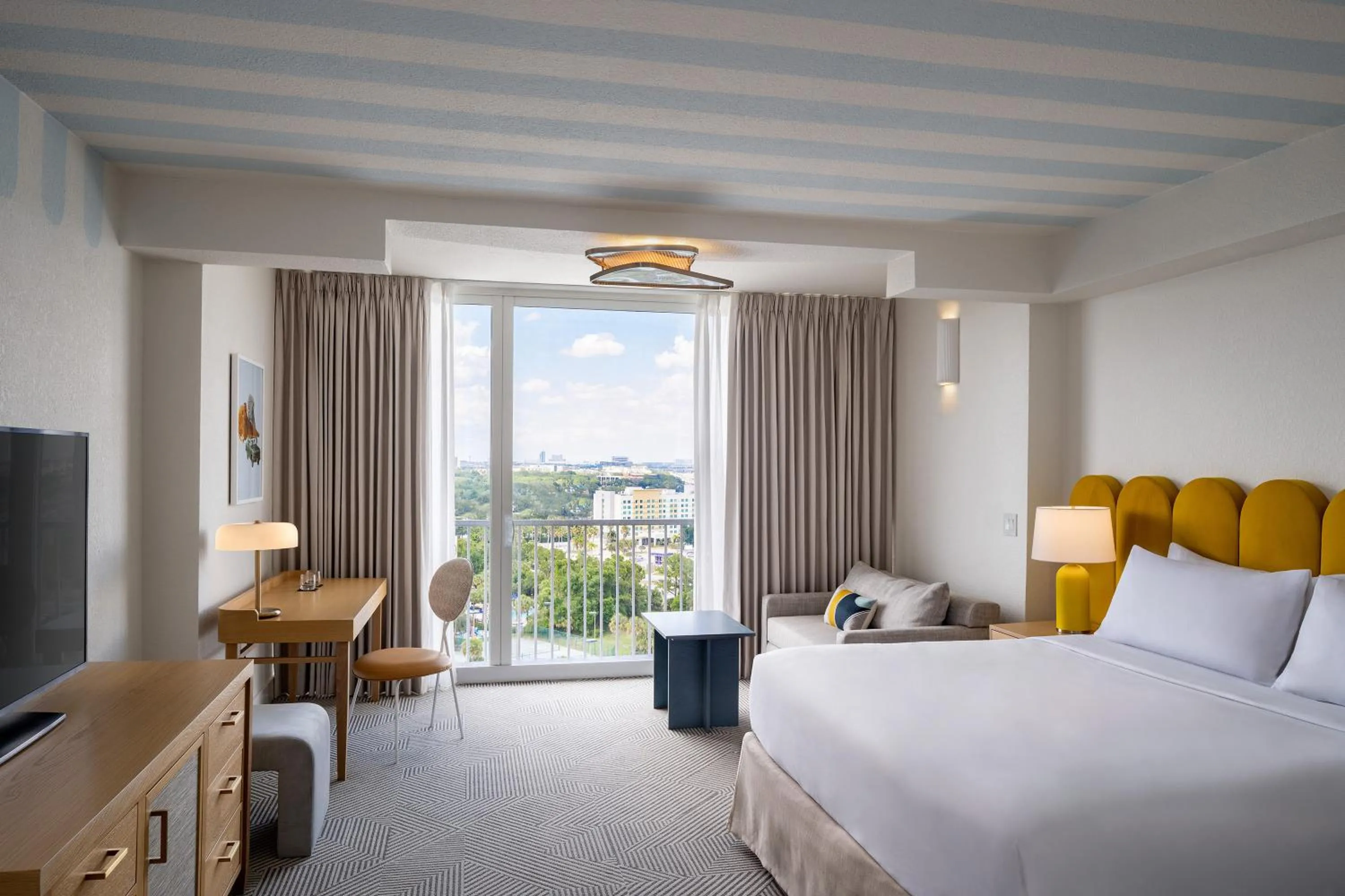 Bed in Renaissance Orlando Resort - Disney Springs Area